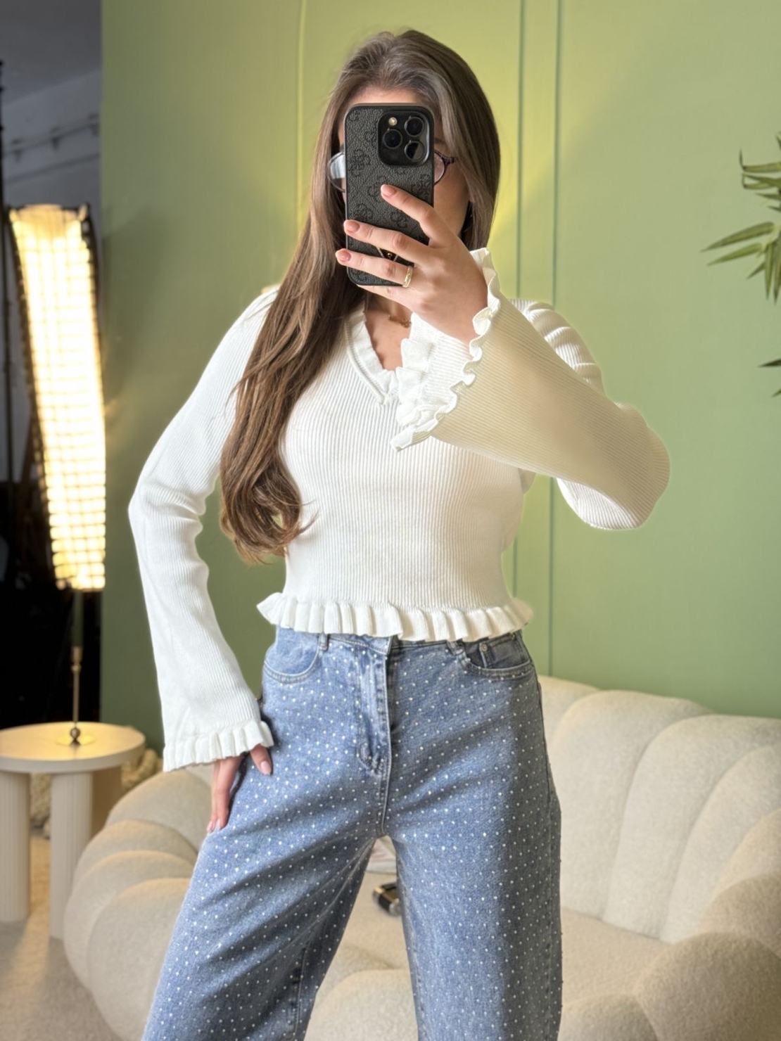 Дамска рипсена бяла  блуза с V-образно деколте и волани