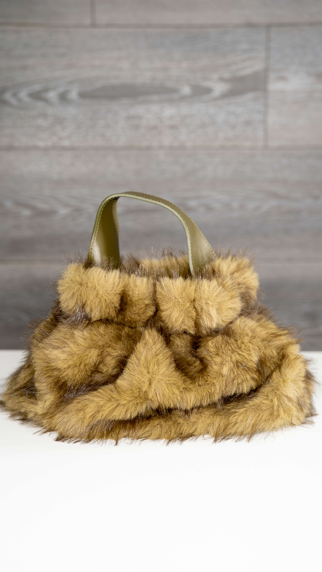 Дамска пухена чанта с дръжки-бежово