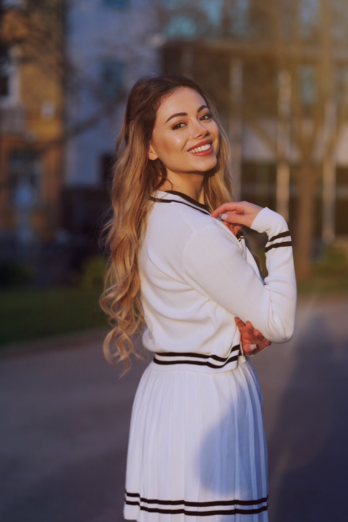 Дамски плетен бял комплект – жилетка и плисирана пола