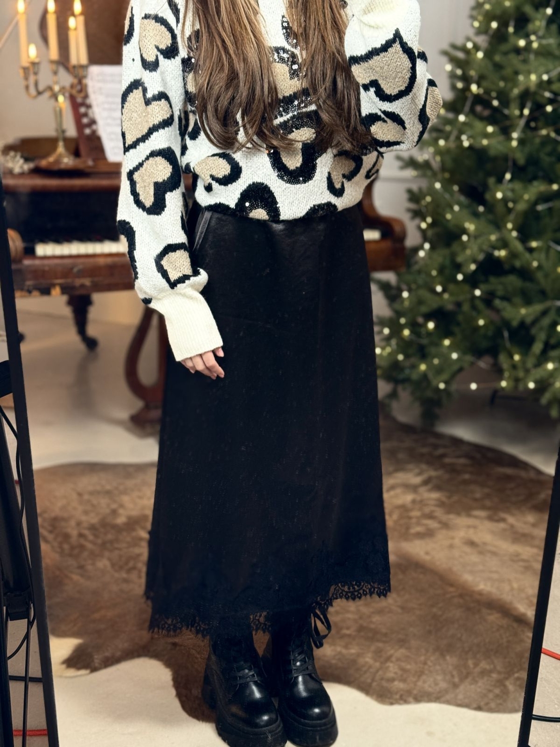 Сатенена черна пола с дантелен завършек