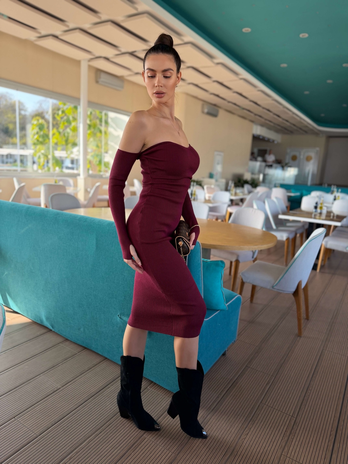 Елегантна плетена рокля тип „off shoulder“-бордо