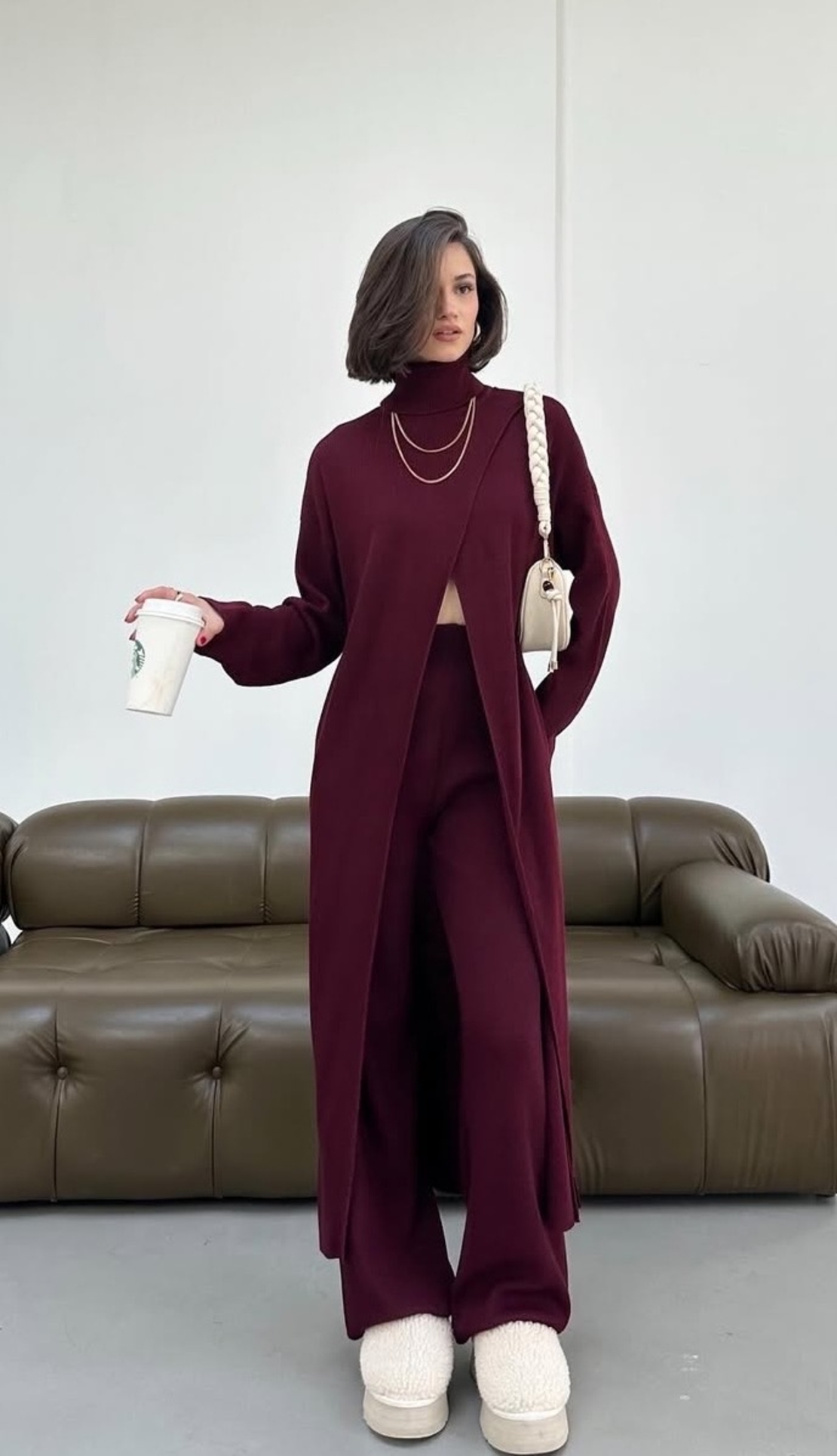 Комплект с асиметричен поло пуловер и прав панталон-бордо