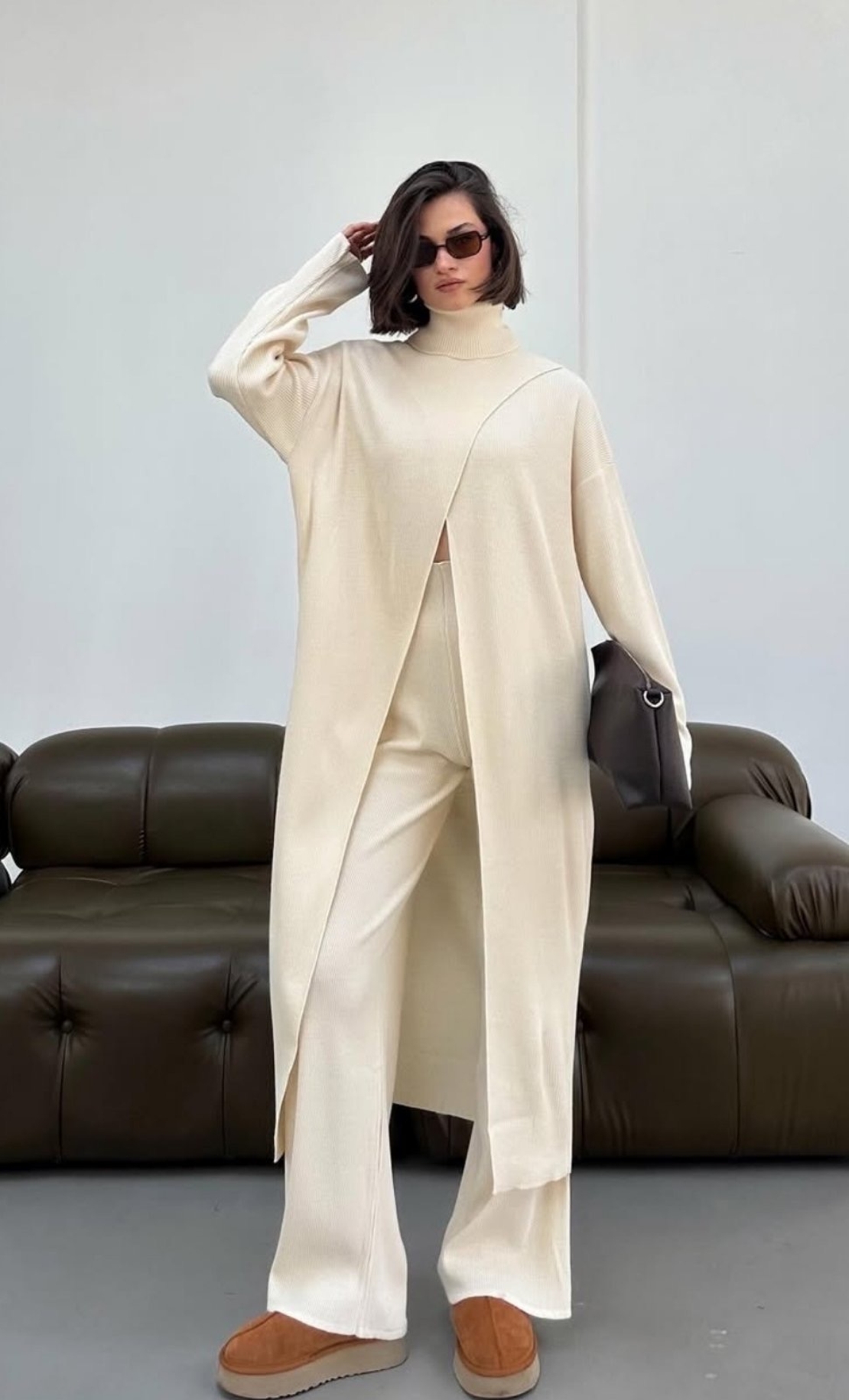 Комплект с асиметричен поло пуловер и прав панталон-бяло