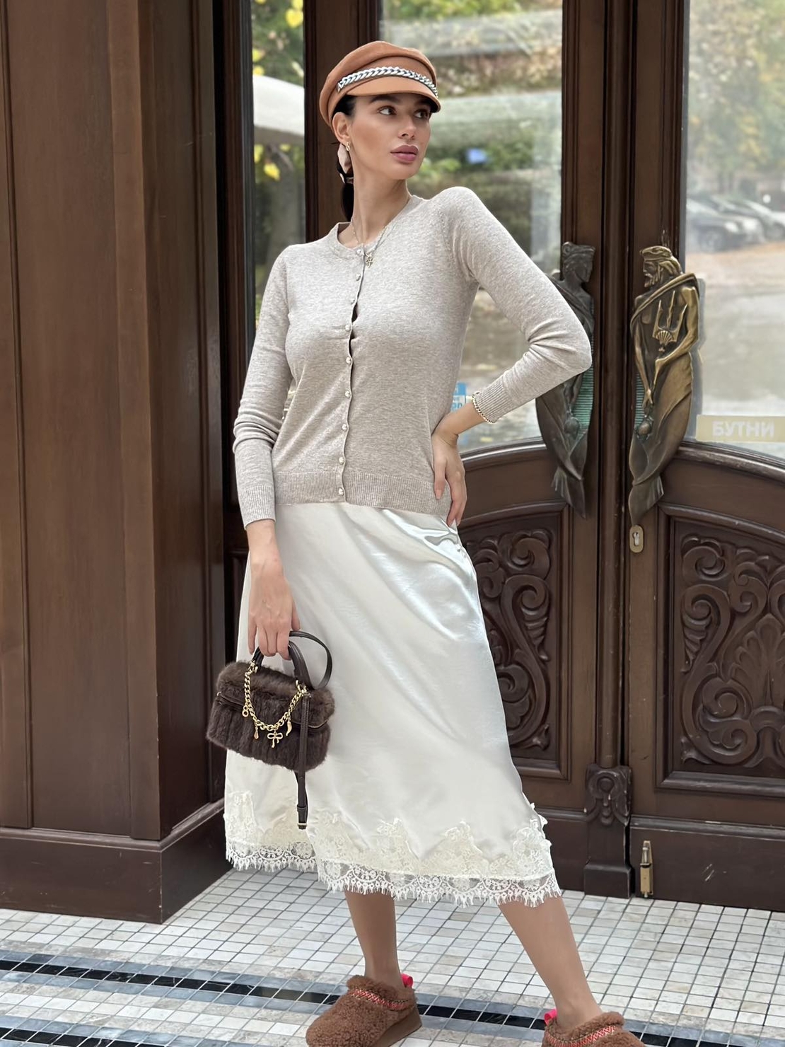 Сатенена бяла пола с дантелен завършек