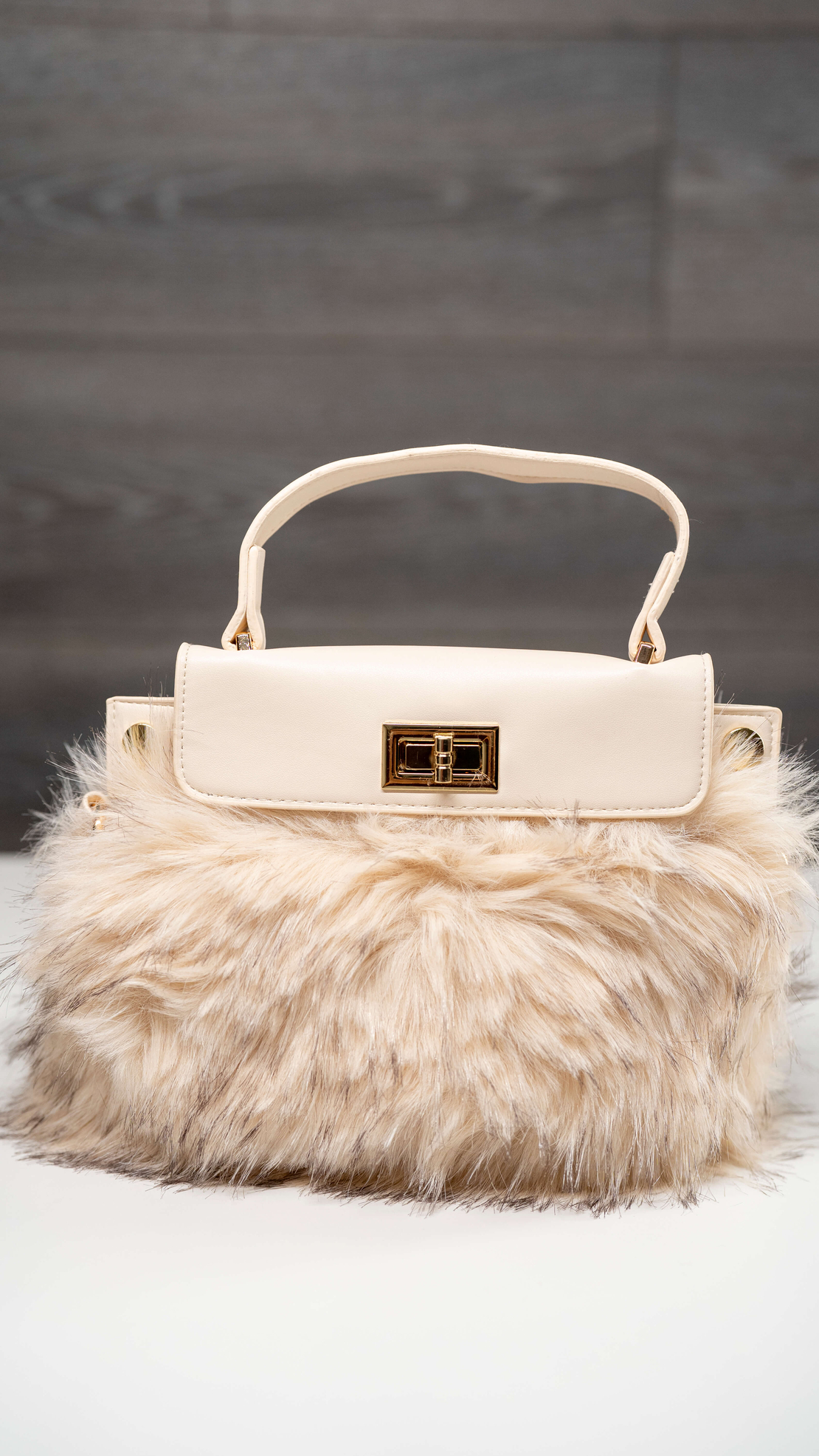 Дамска пухкава чанта ,,Fluffy Elegance''-екрю