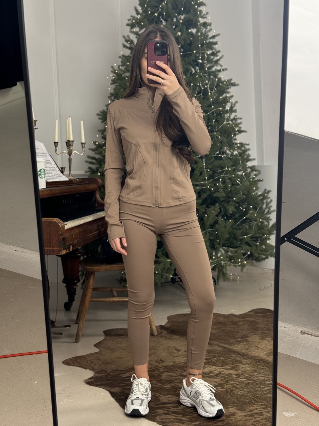 Спортен комплект с цип и клин-бежово