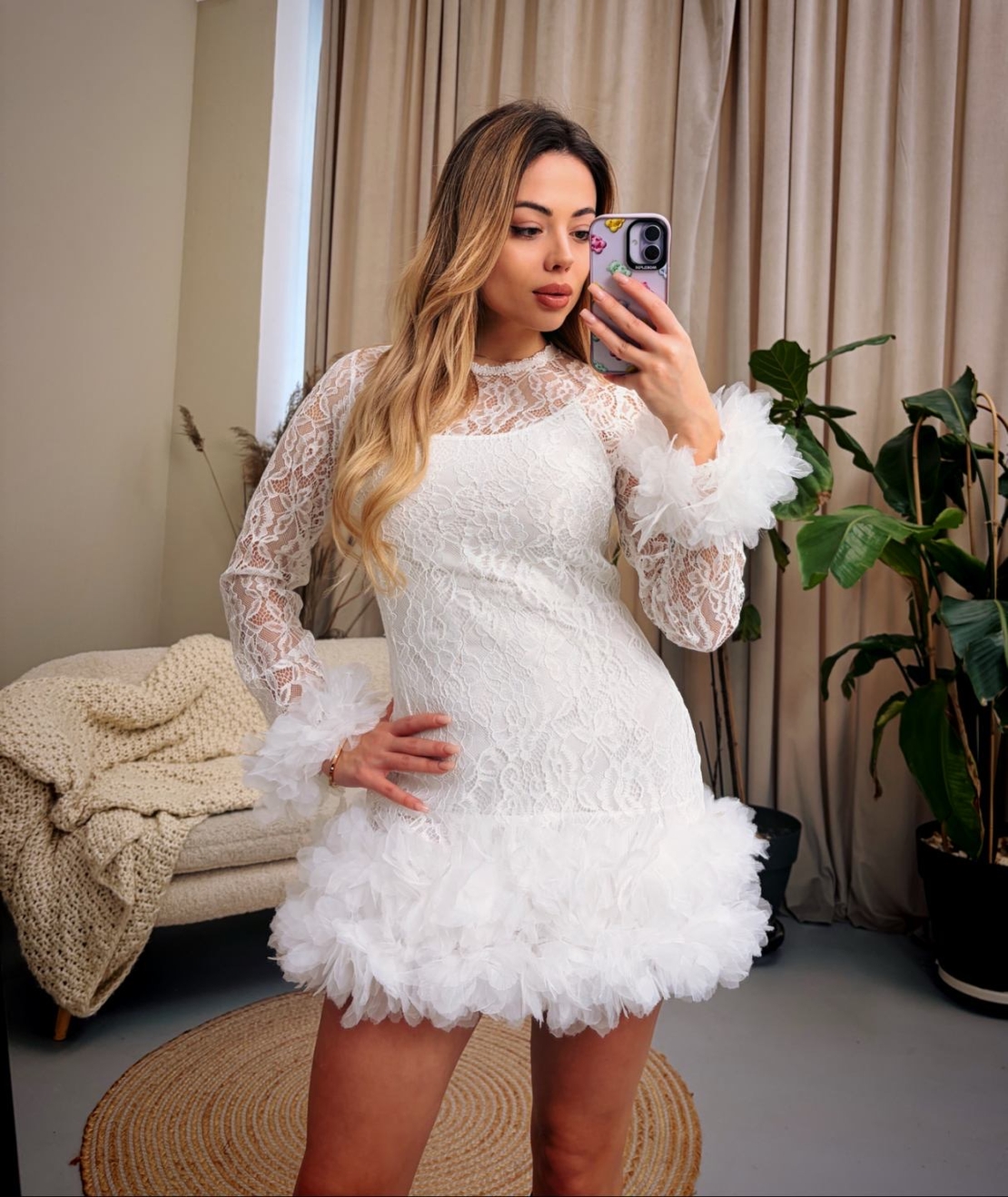 Дамска дантелена рокля с обемен завършек