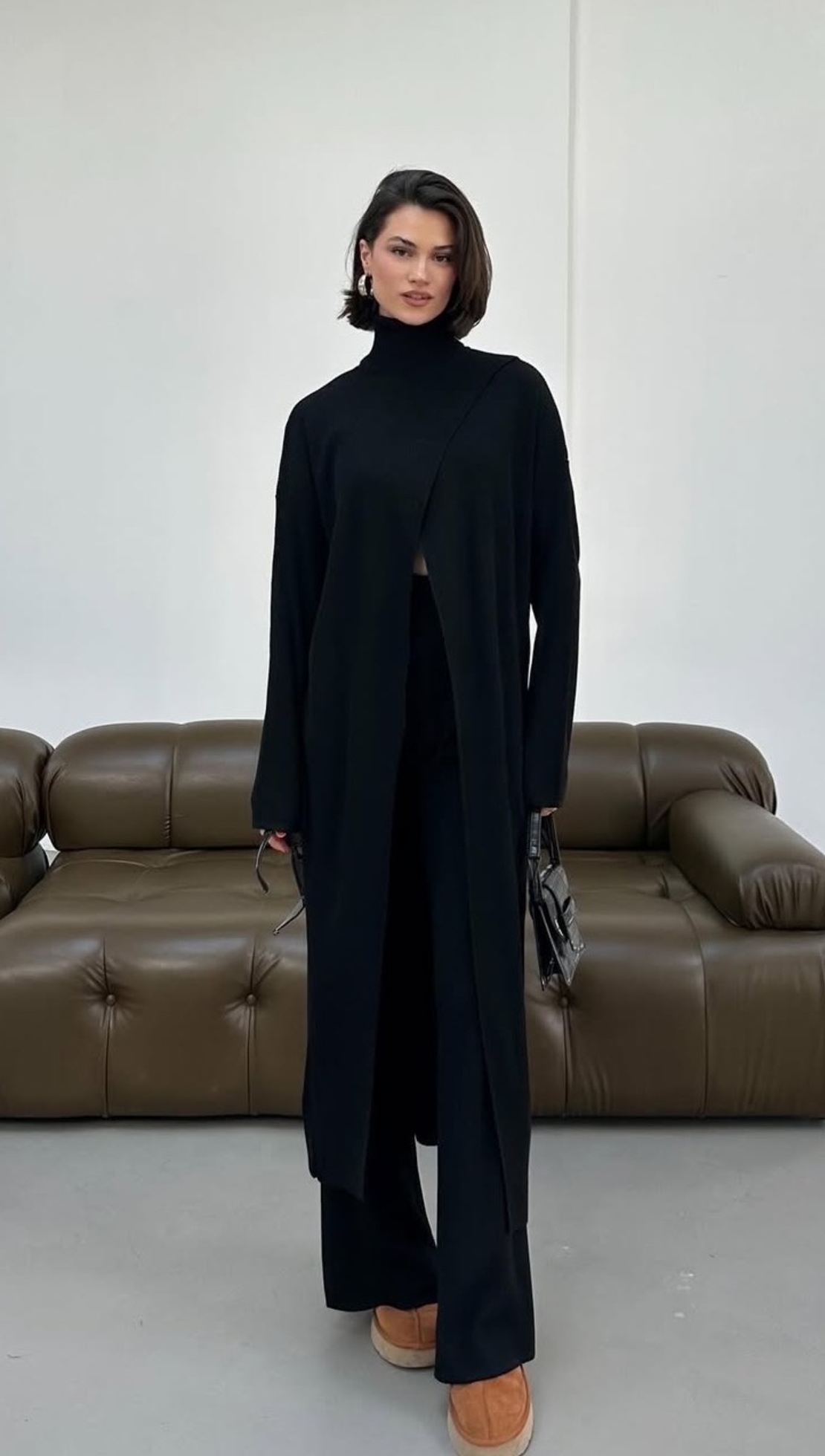 Комплект с асиметричен поло пуловер и прав панталон-черно