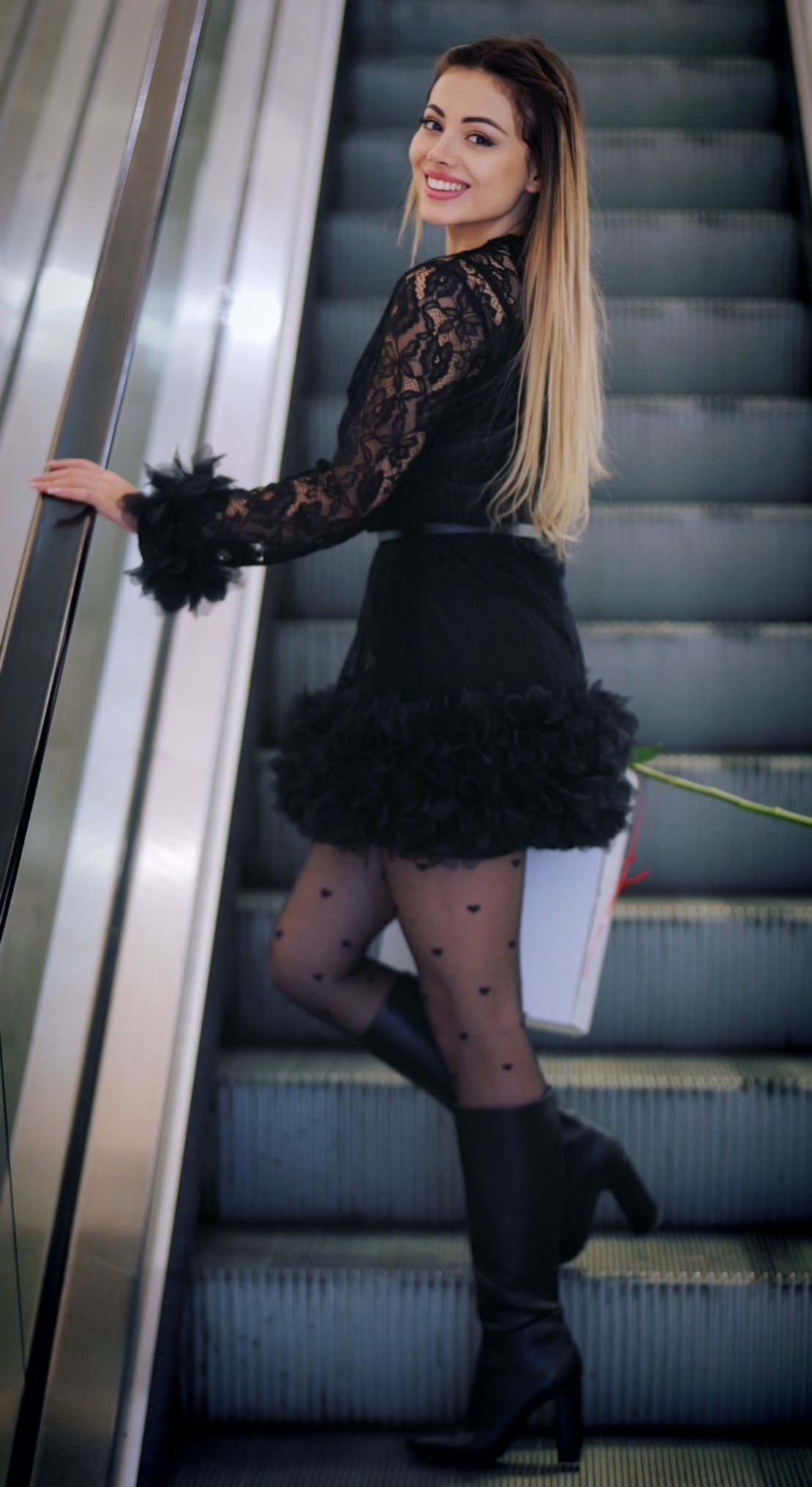 Елегантна черна дантелена рокля с тюл акценти