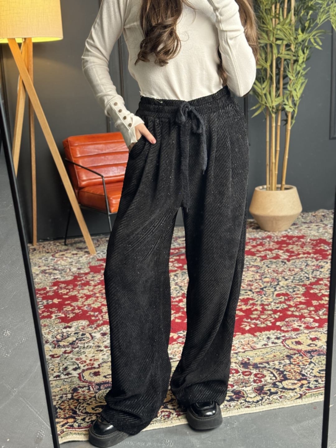 Дамски панталон с широк крачол и връзки на талията-черно