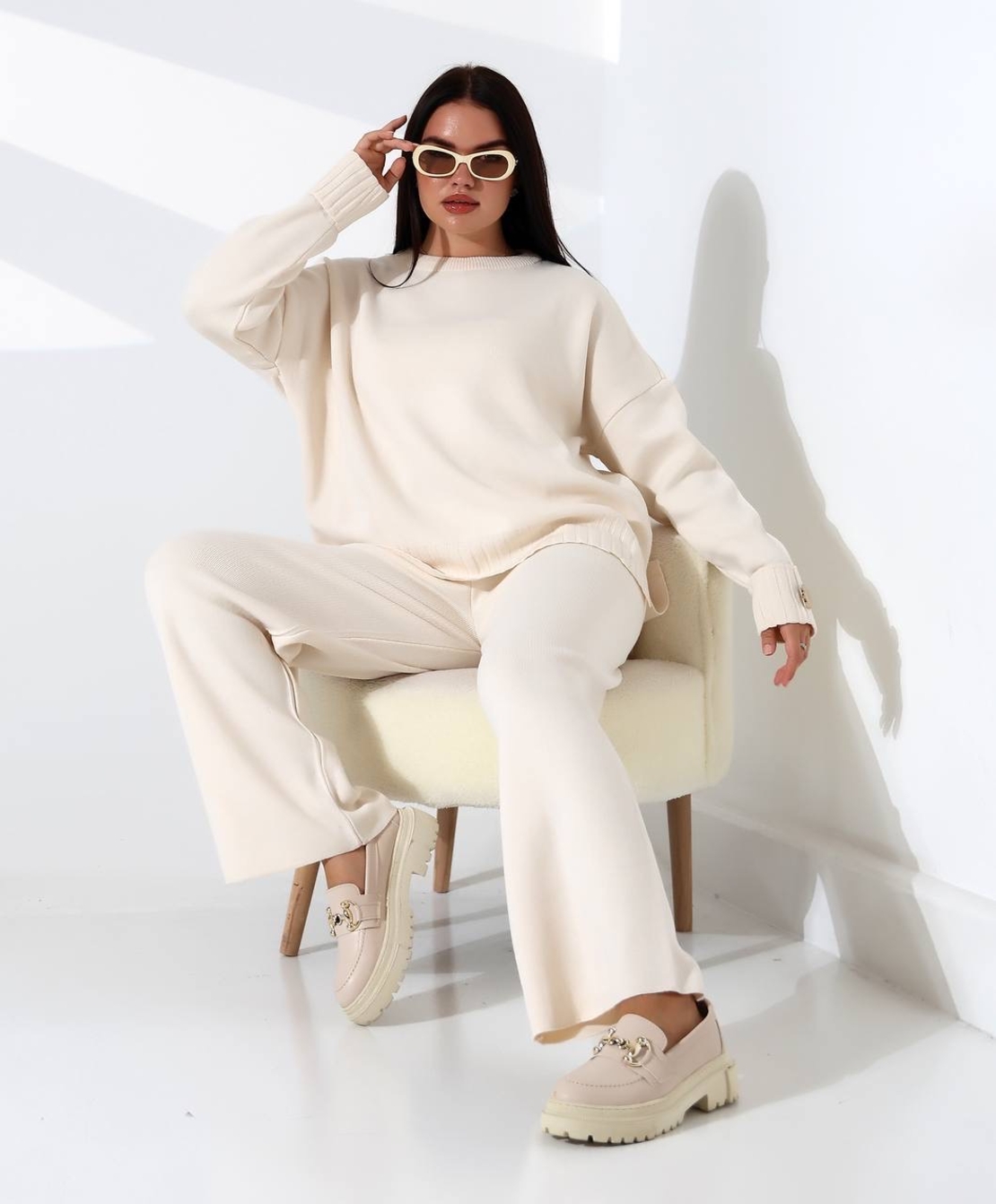 Комплект „Cozy Elegance“- пуловер и широк панталон в бяло