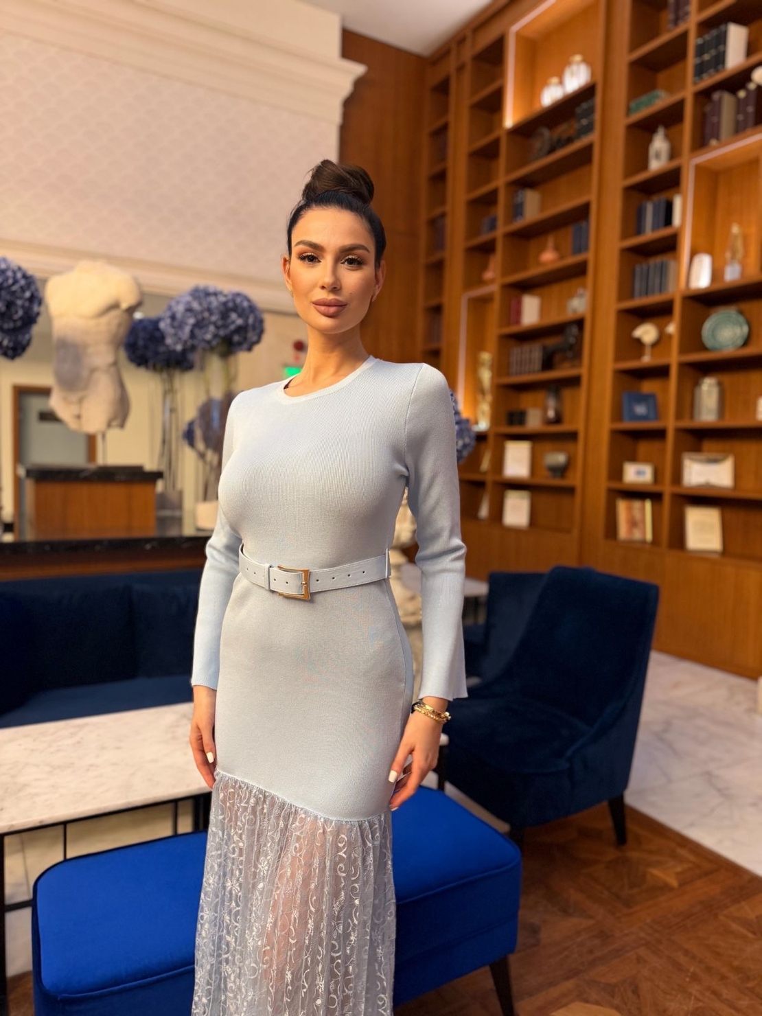 Елегантна синя дамска рокля с колан и дантелена пола