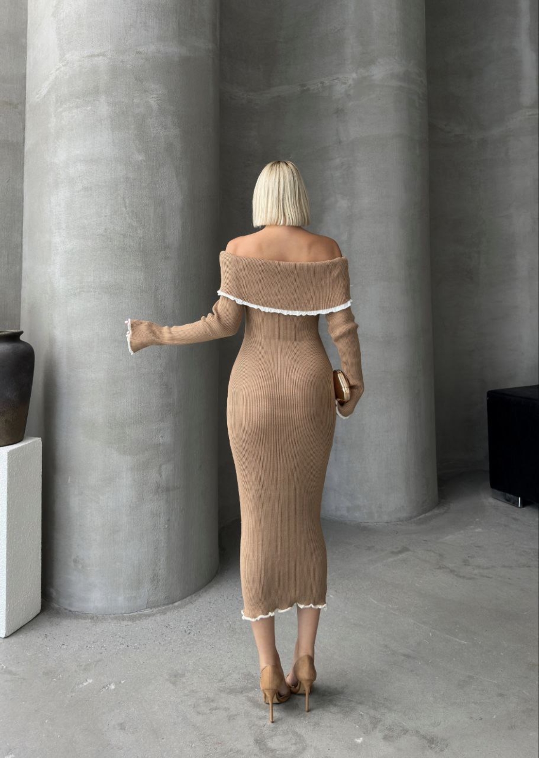 Елегантна бежова плетена рокля с паднали рамене