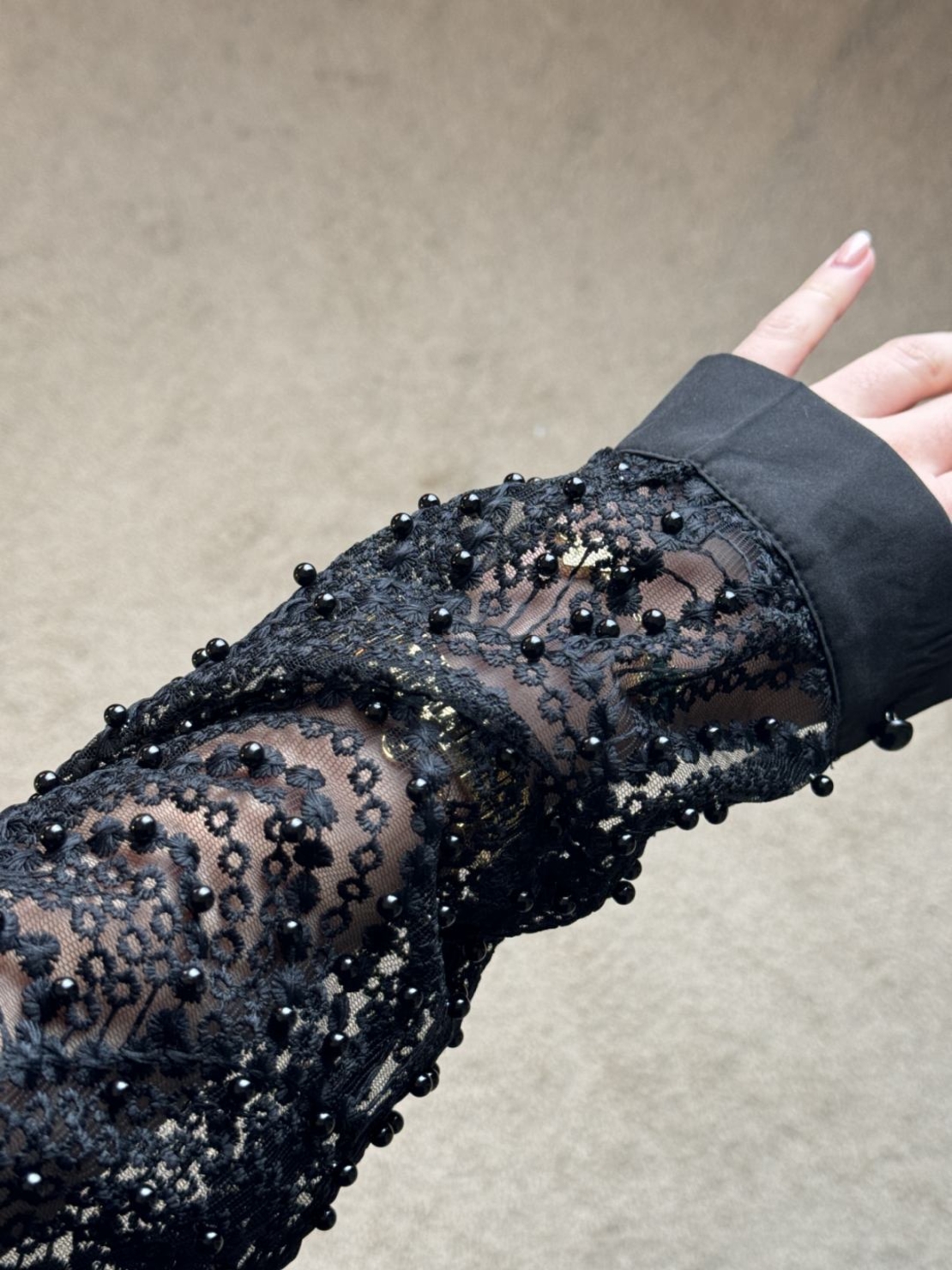 Дамска елегантна черна  дантелена риза с релефен ефект