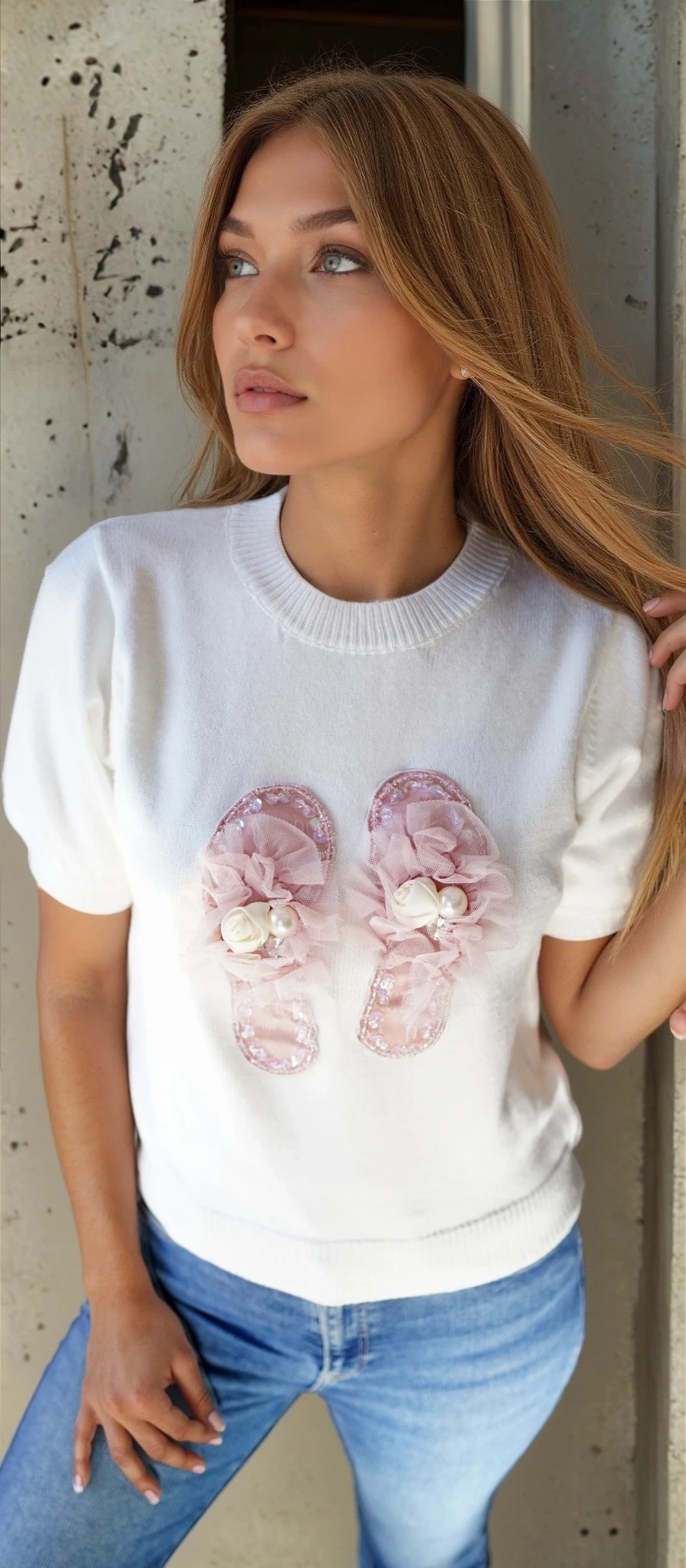 Блуза с апликация “Розови сандали” от фино плетиво-Бяла
