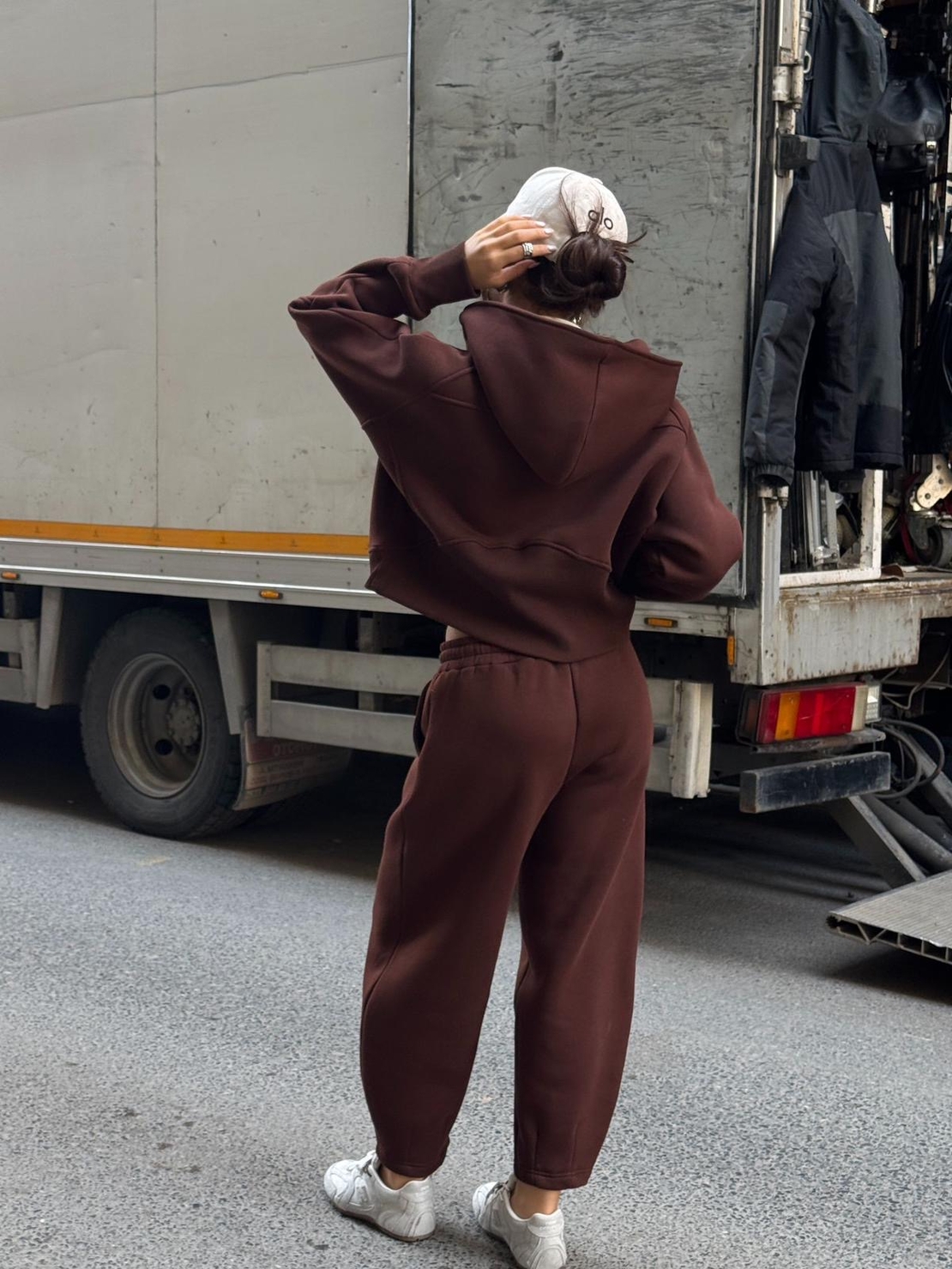 Дамски спортен комплект с цип и качулка (суитшърт + панталон)-кафяв