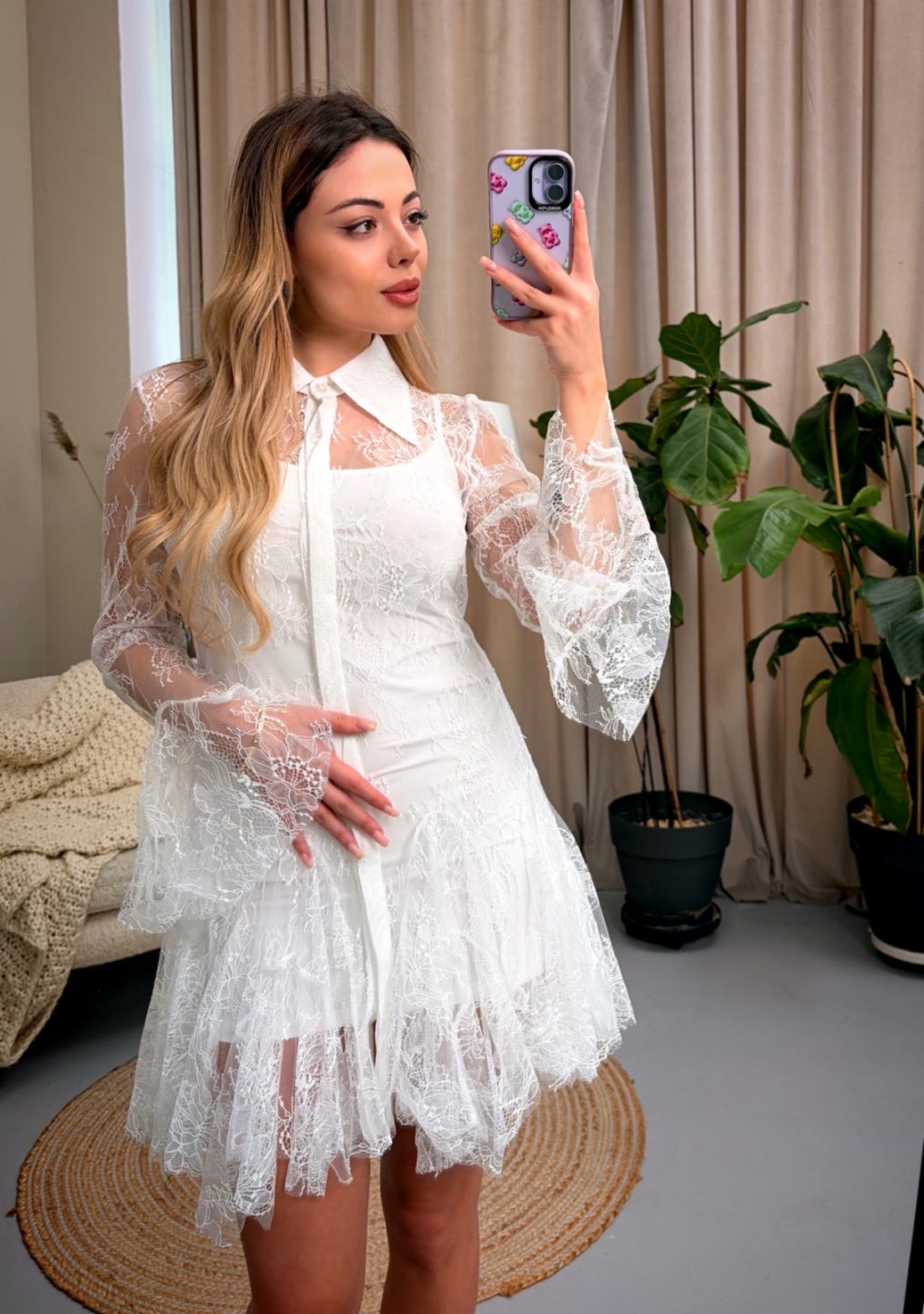 Дамска бяла дантелена рокля с риза ефект