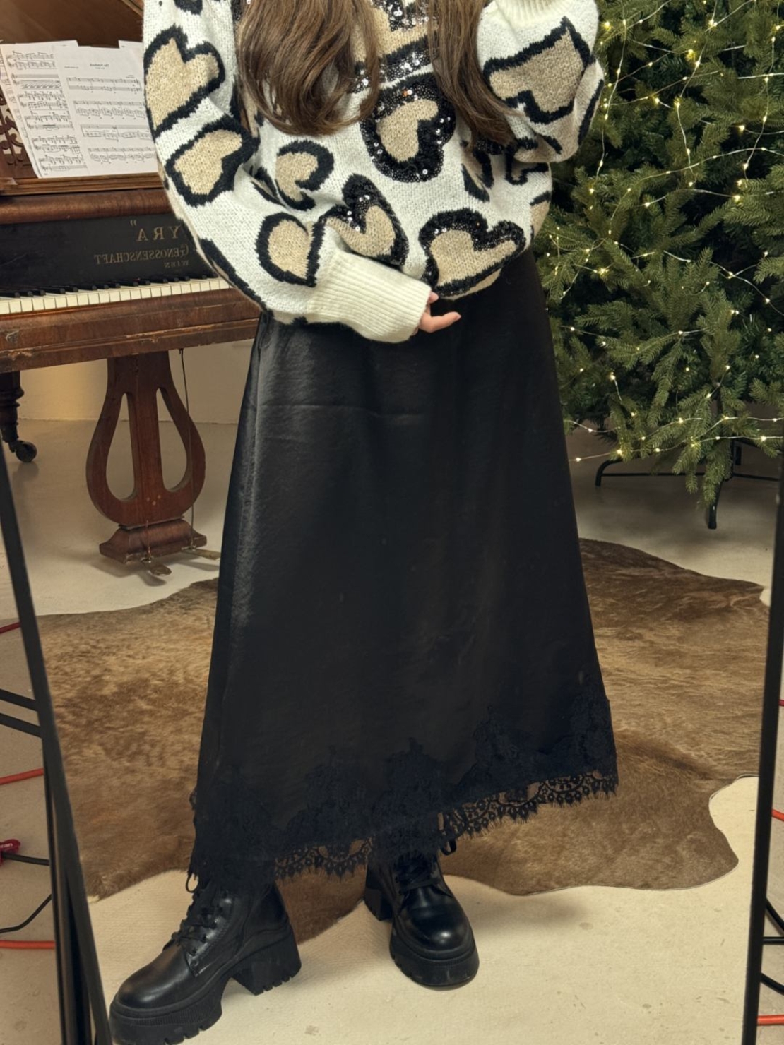 Сатенена черна пола с дантелен завършек