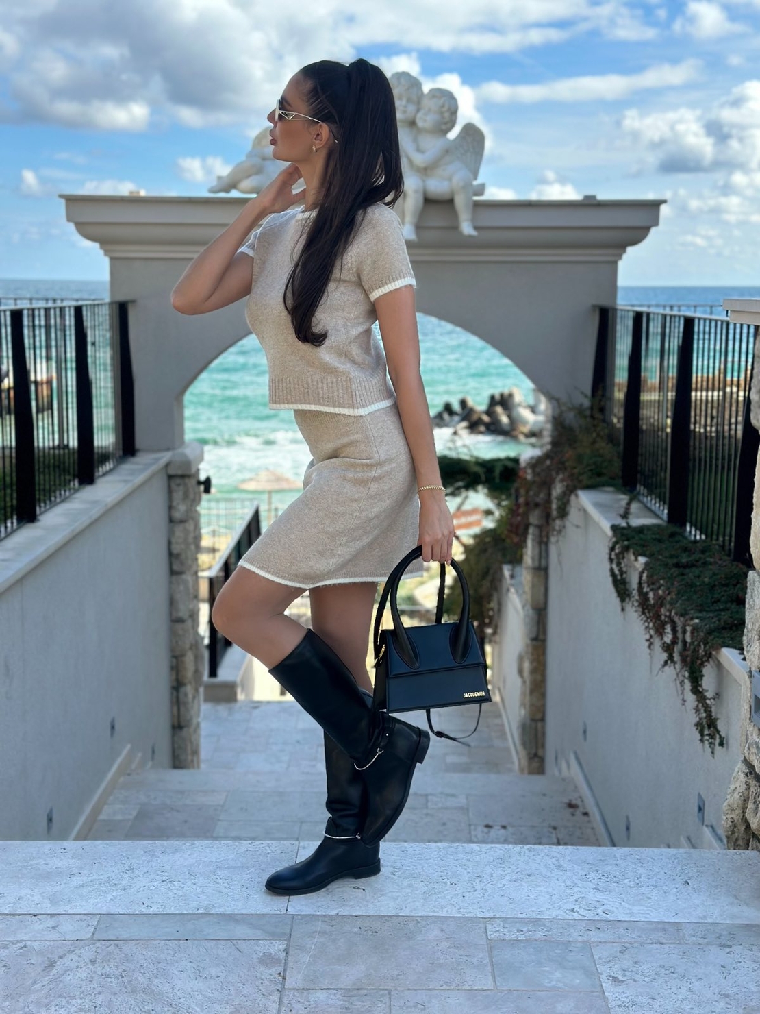 Комплект с пола и блуза с контрастен кант в бежово