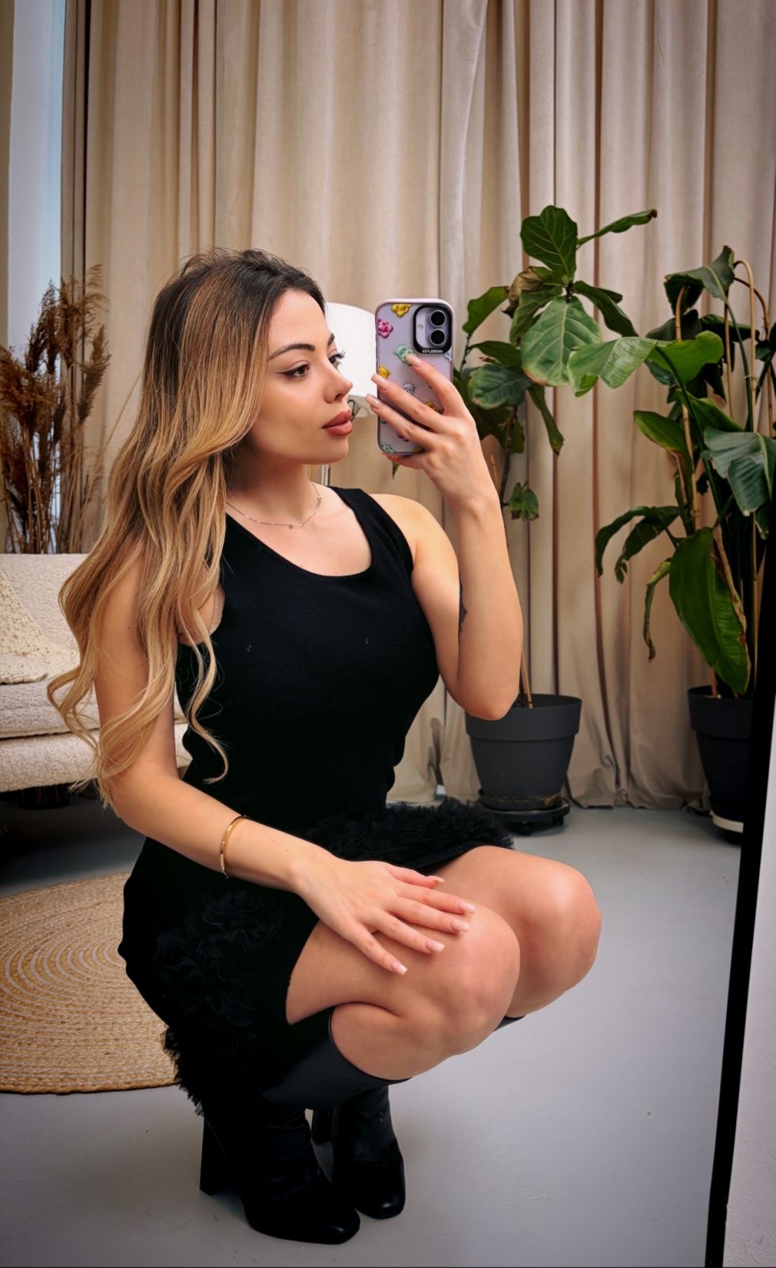 Елегантна черна мини рокля с волани