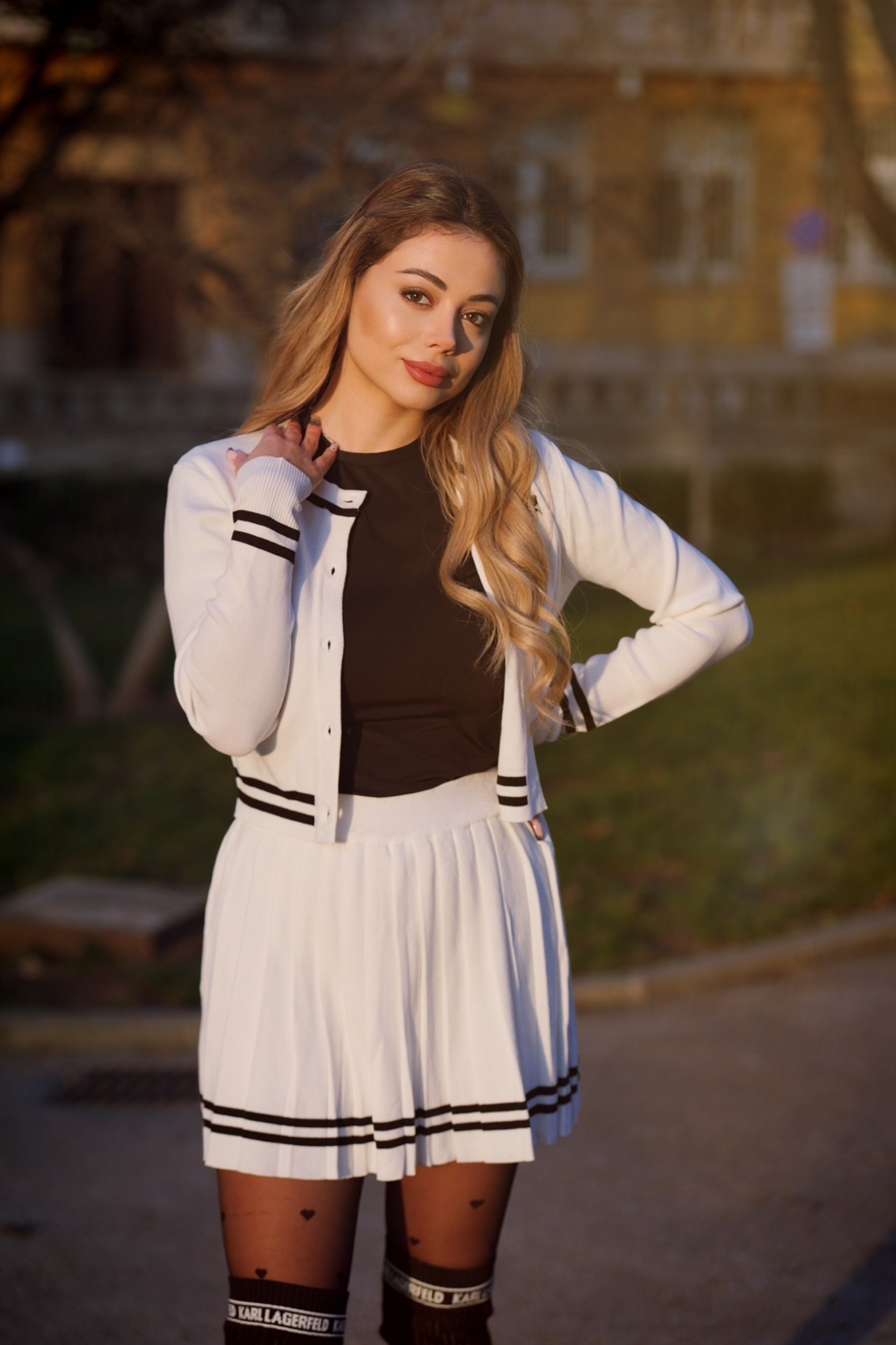 Дамски плетен бял комплект – жилетка и плисирана пола