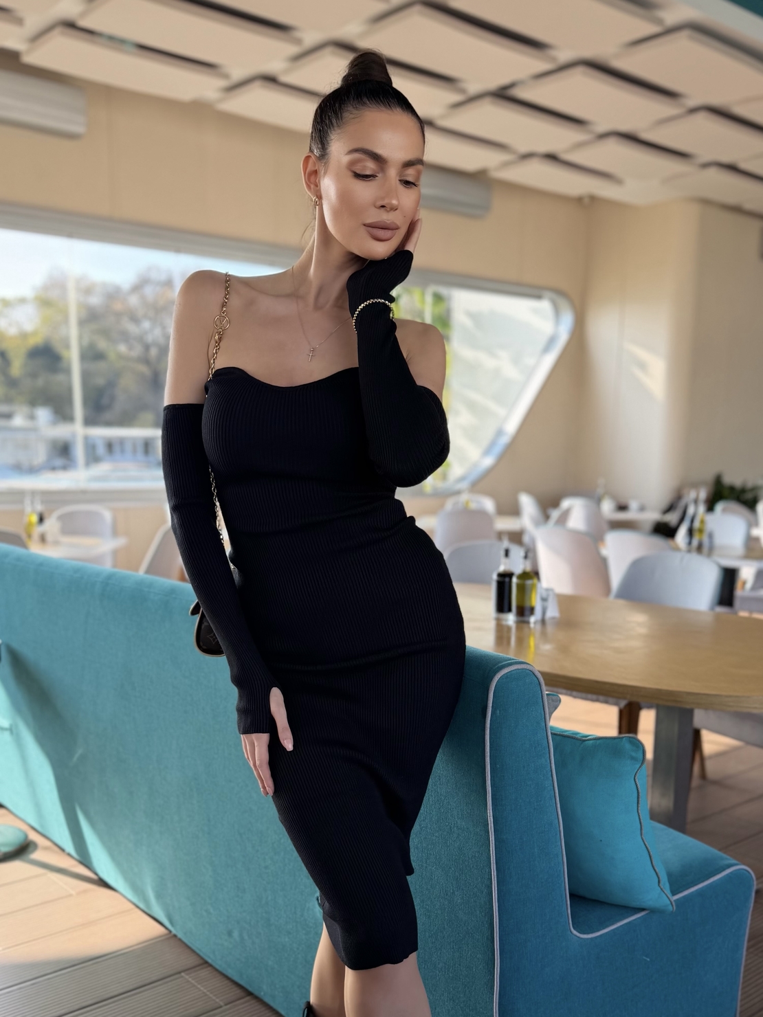 Елегантна плетена рокля тип „off shoulder“-черно