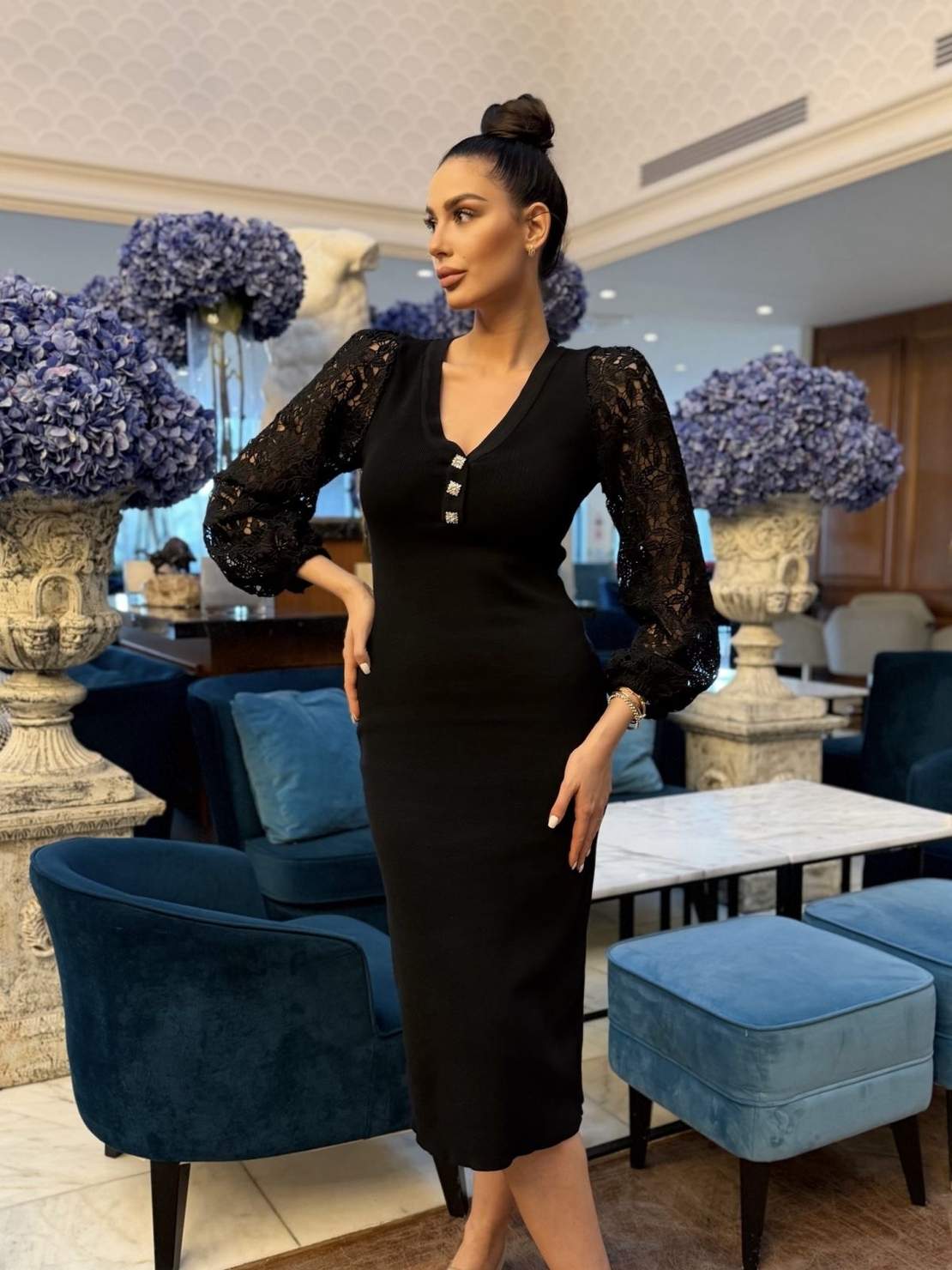 Елегантна черна дамска рокля с дантелени ръкави и V деколте