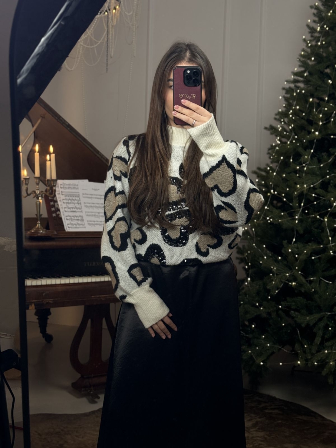 Дамски пуловер с пайети и сърца-екрю