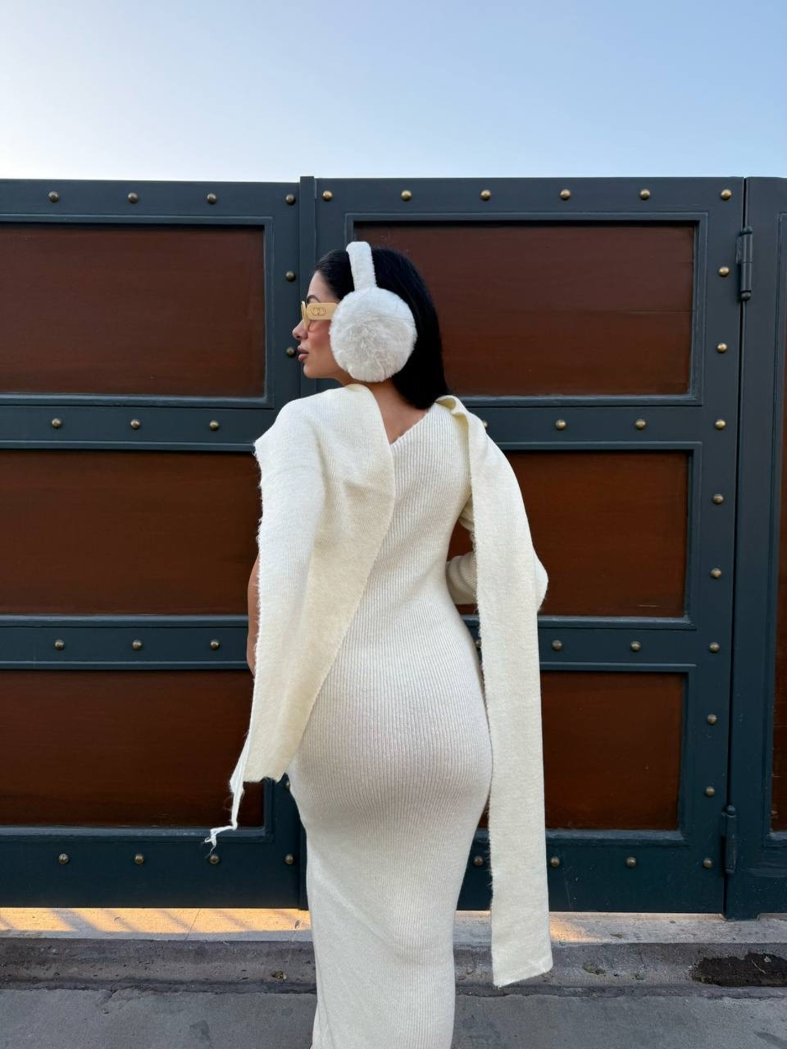 Плетена рокля с асиметрично рамо и шал-екрю