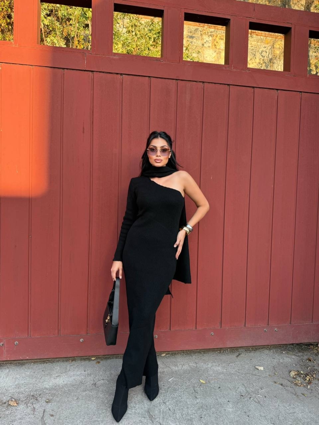 Плетена рокля с асиметрично рамо и шал-черно