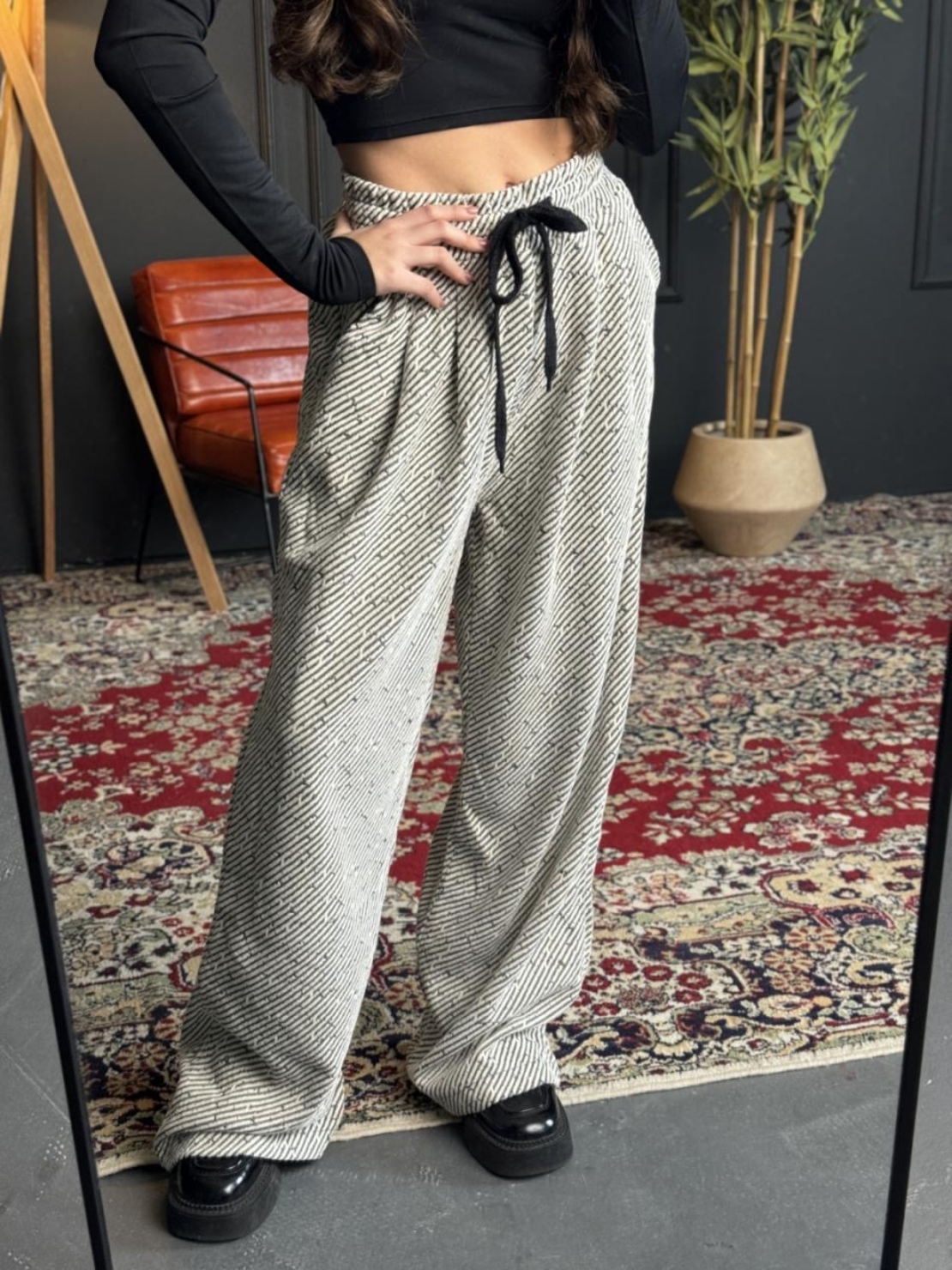 Дамски панталон с широк крачол и връзки на талията-сиво