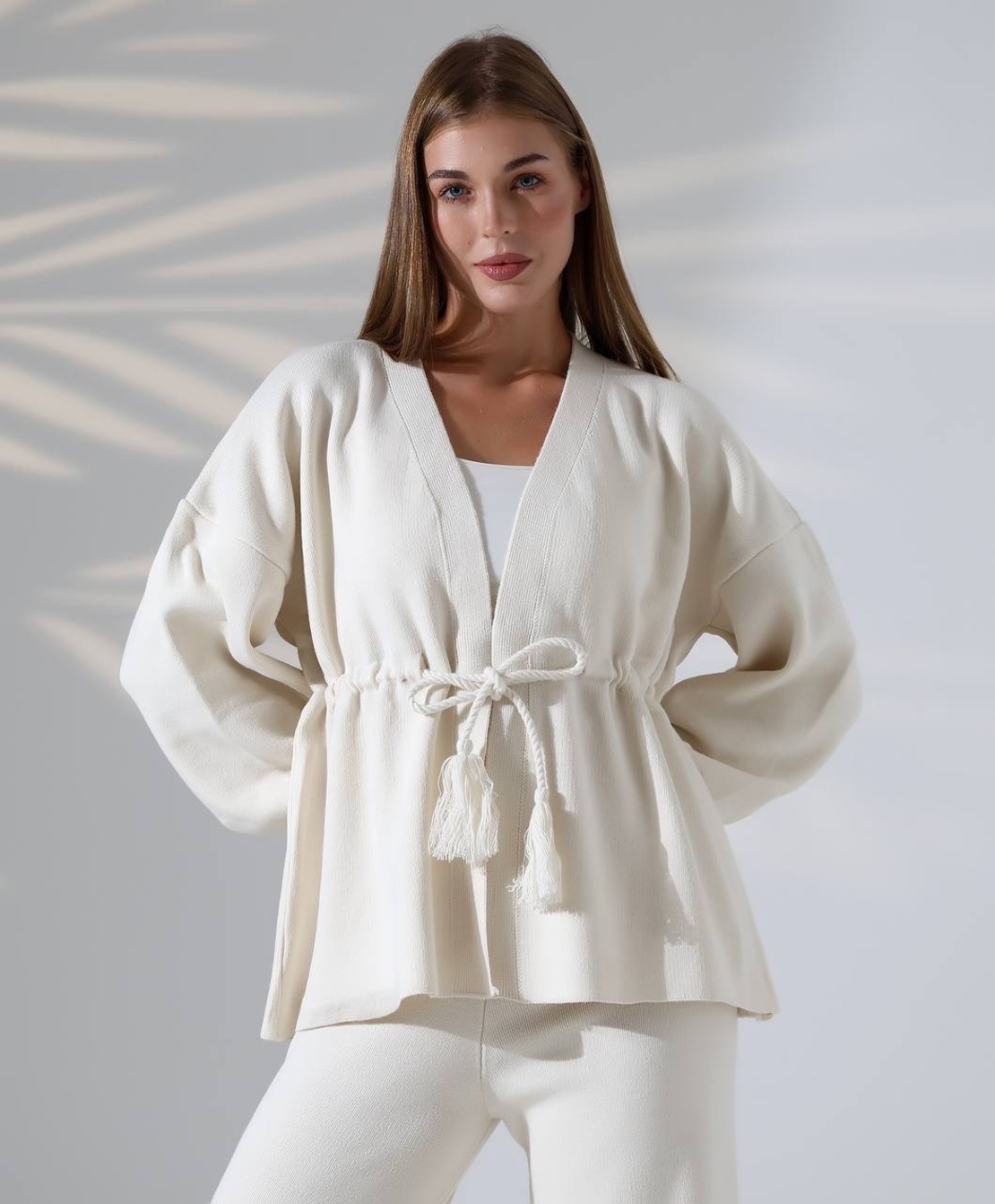 Дамски бял  комплект – жилетка и панталон