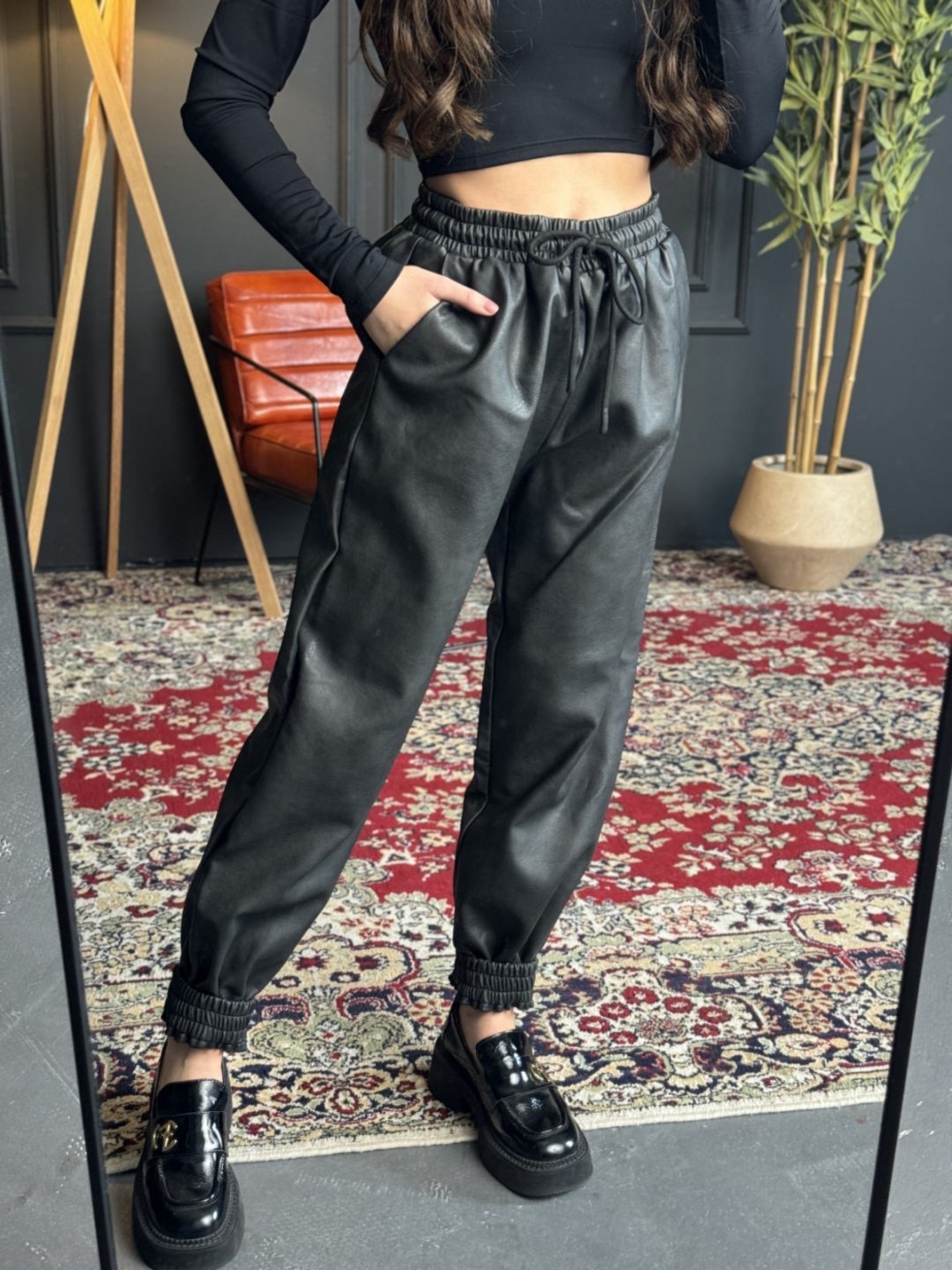 Кожен панталон тип джогър-черен