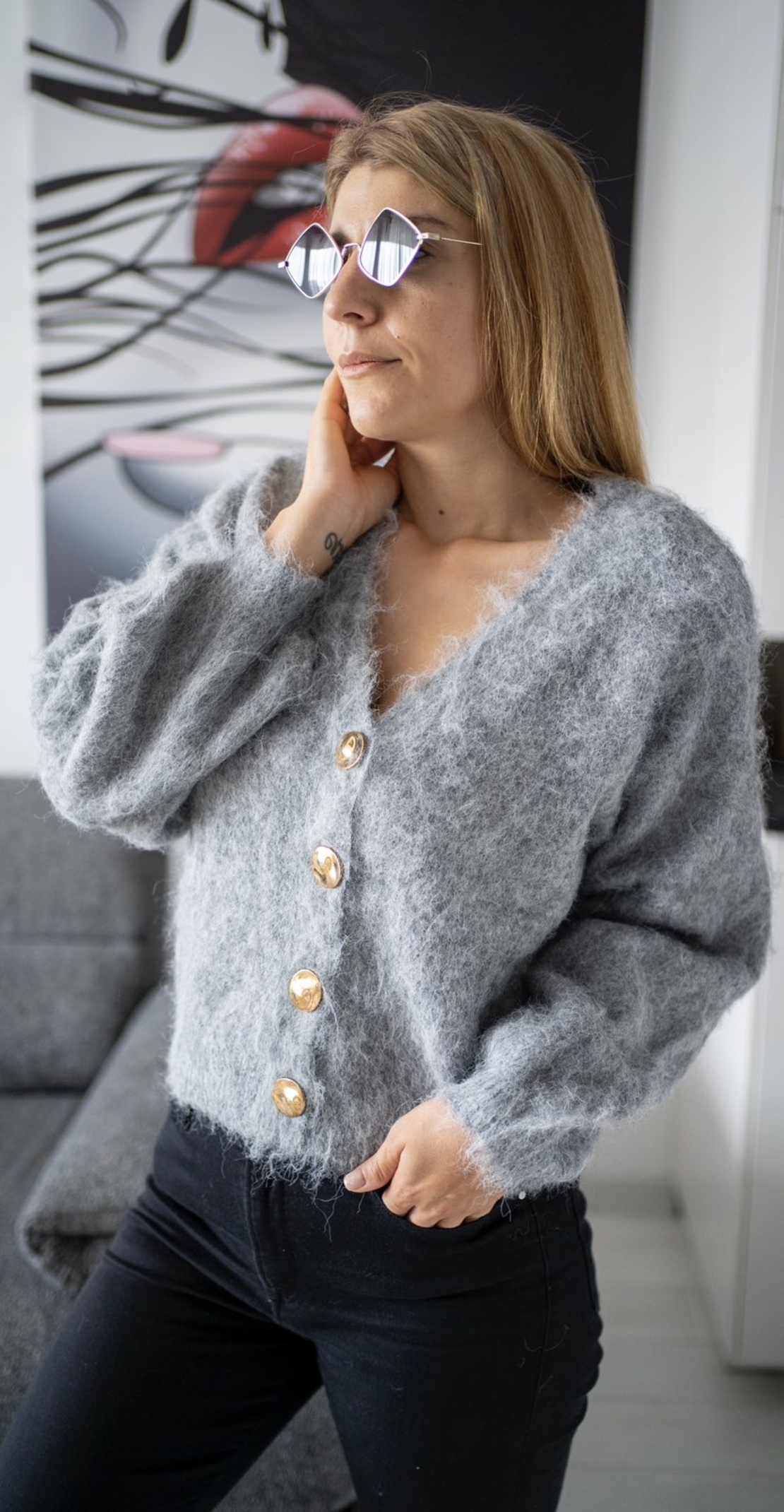 Дамска пухкава жилетка с копчета-сиво