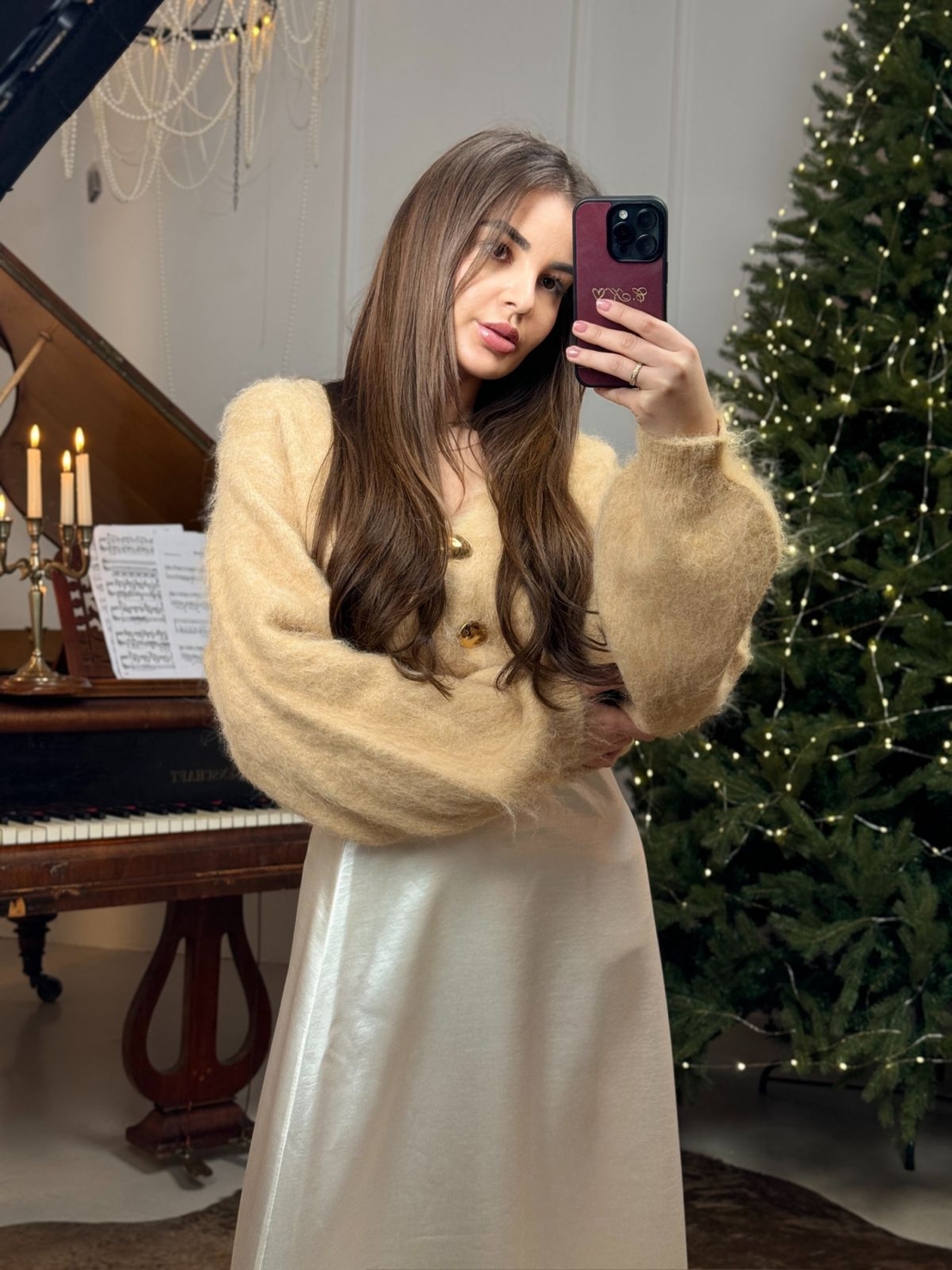 Дамска пухкава жилетка с копчета-бежово