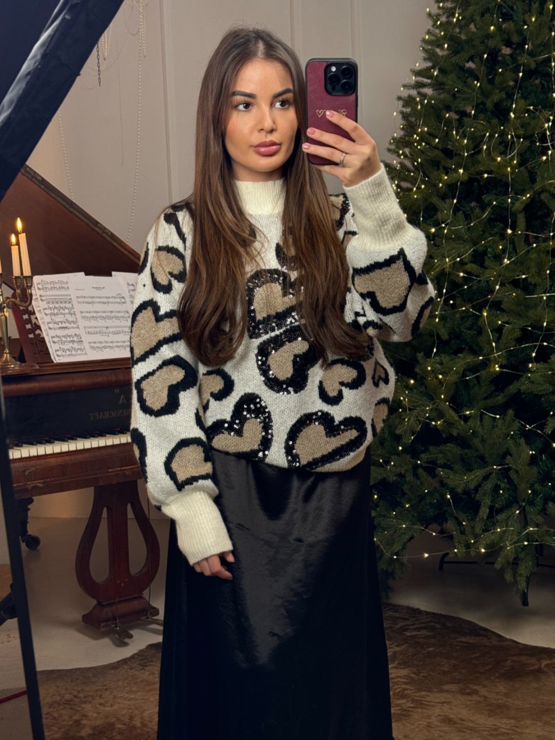 Дамски пуловер с пайети и сърца-екрю