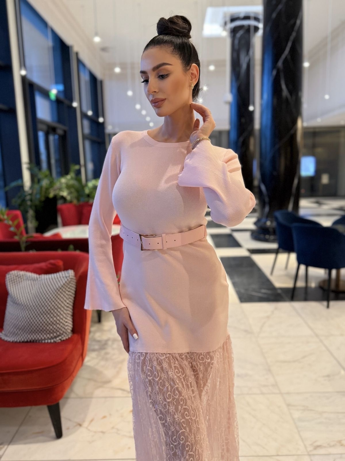 Елегантна розова  дамска рокля с колан и дантелена пола