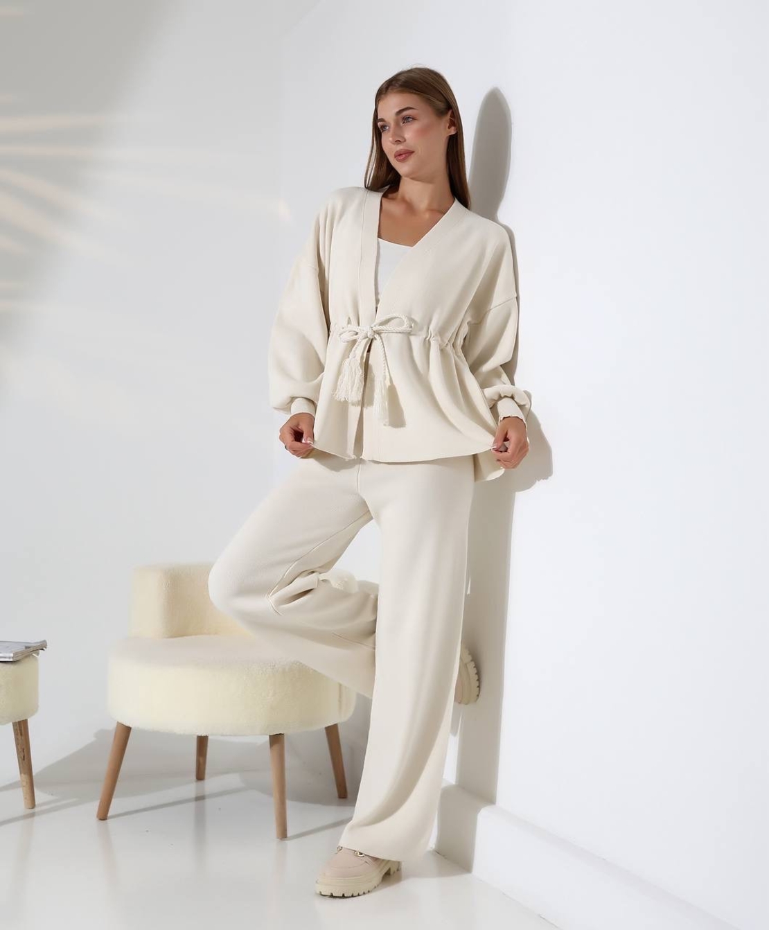 Дамски бял  комплект – жилетка и панталон