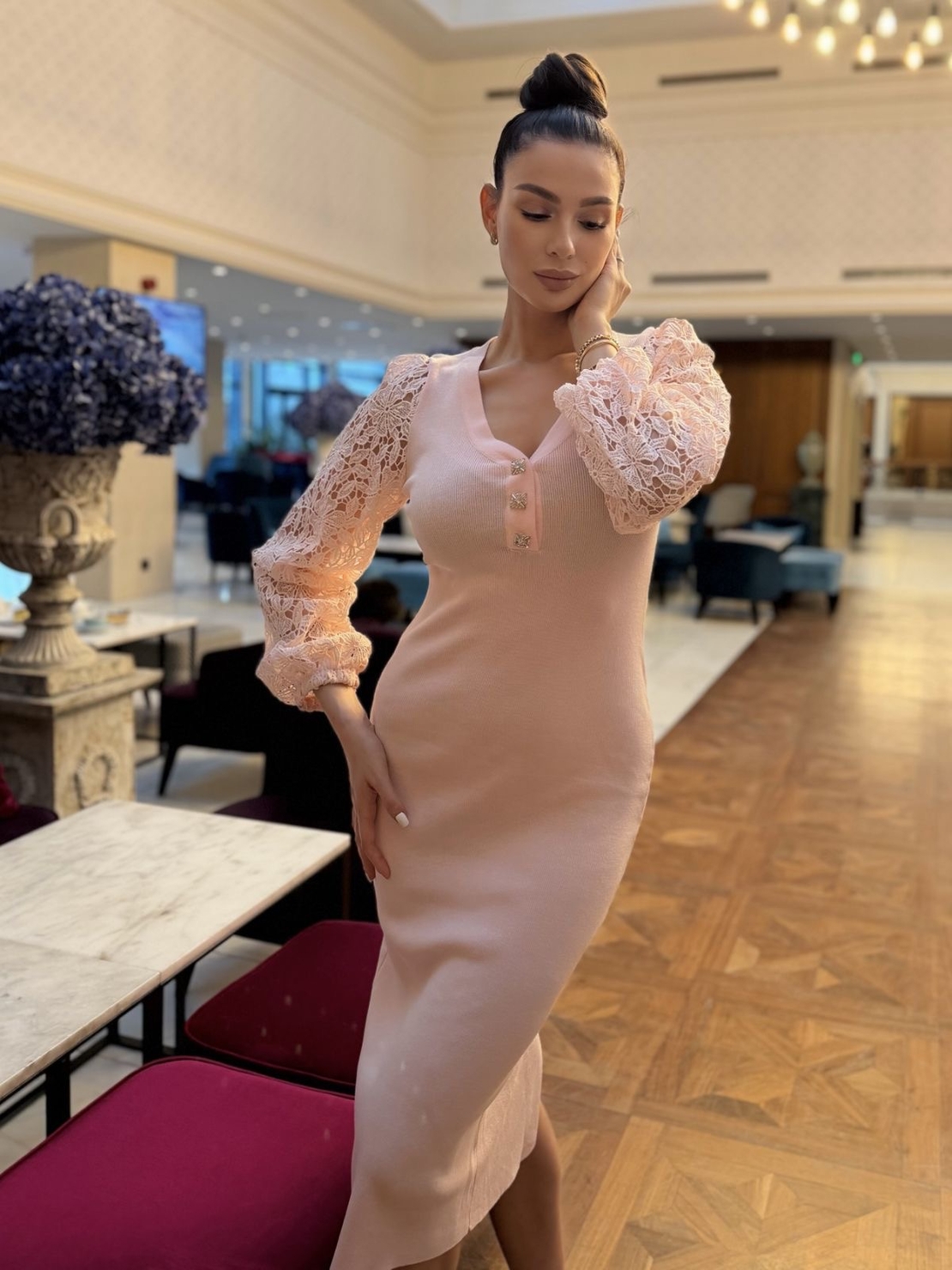 Елегантна розова дамска рокля с дантелени ръкави и V деколте