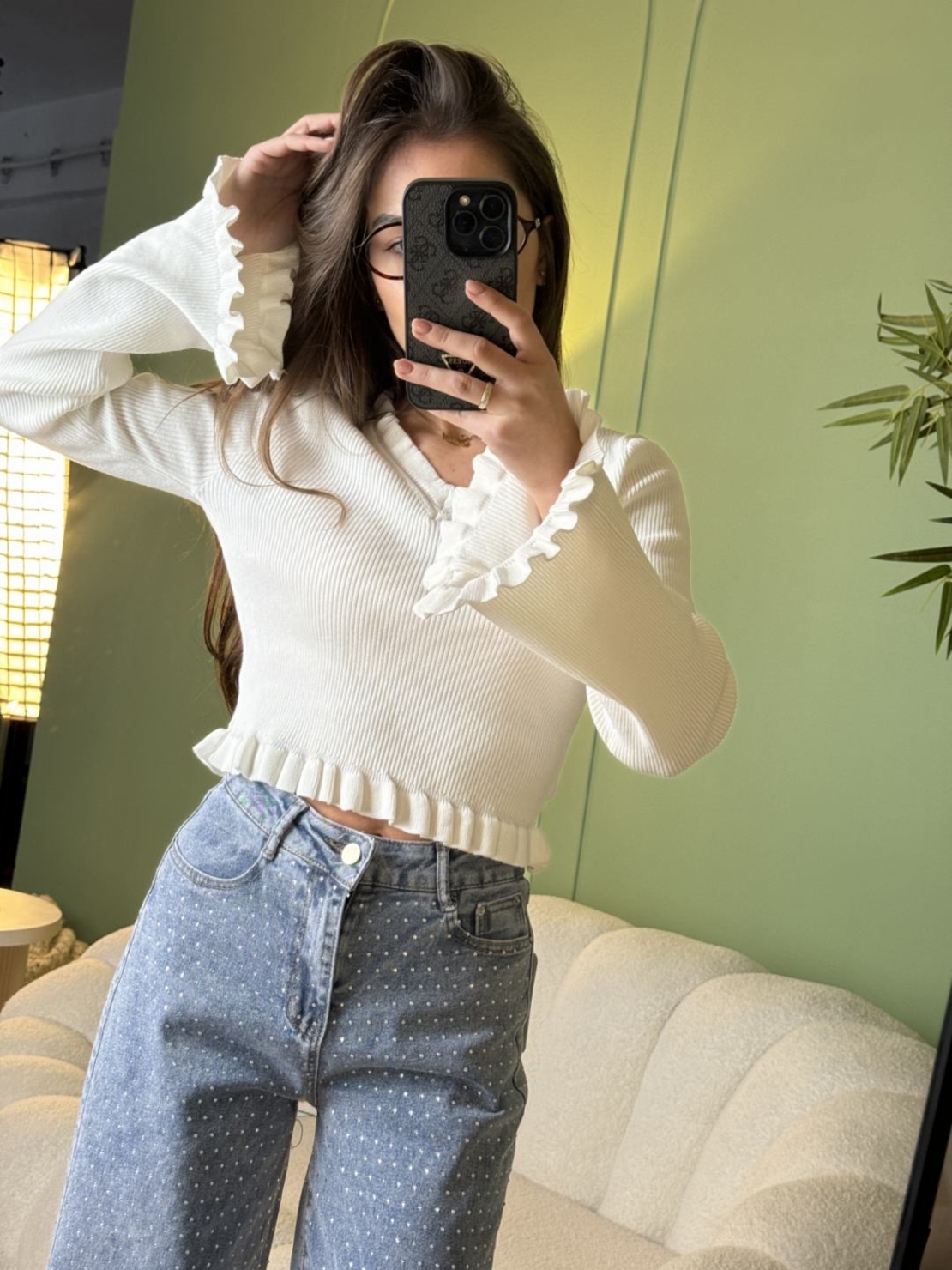 Дамска рипсена бяла  блуза с V-образно деколте и волани