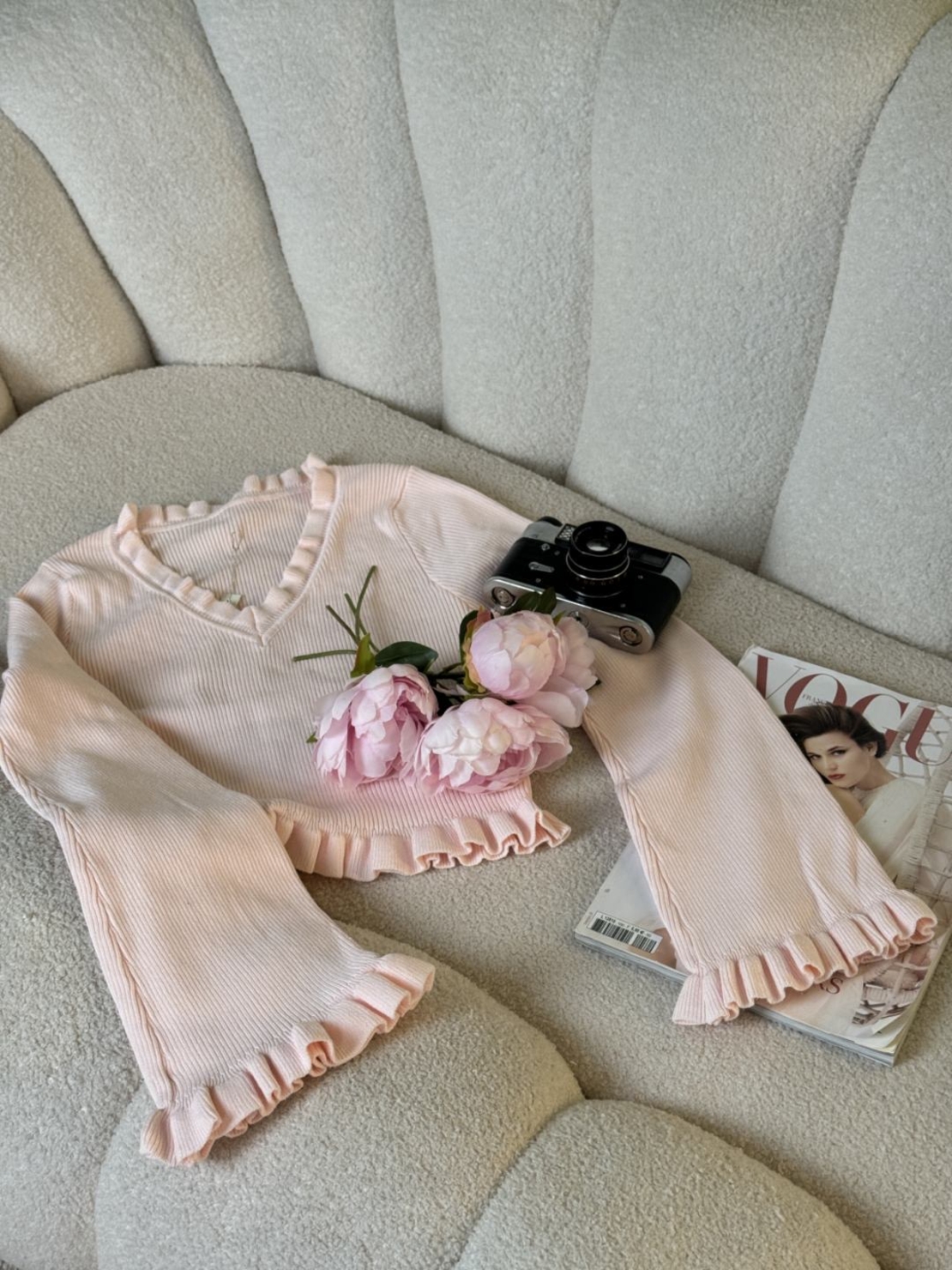 Дамска рипсена розова  блуза с V-образно деколте и волани