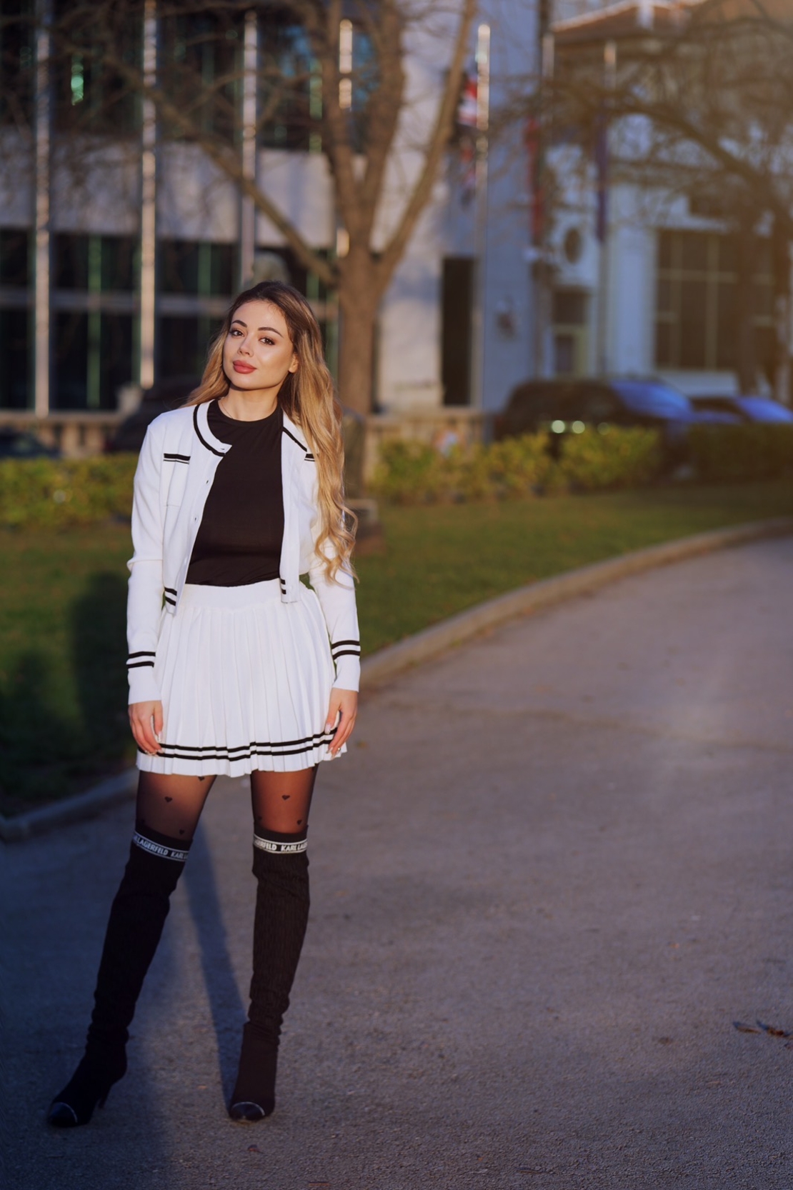 Дамски плетен бял комплект – жилетка и плисирана пола