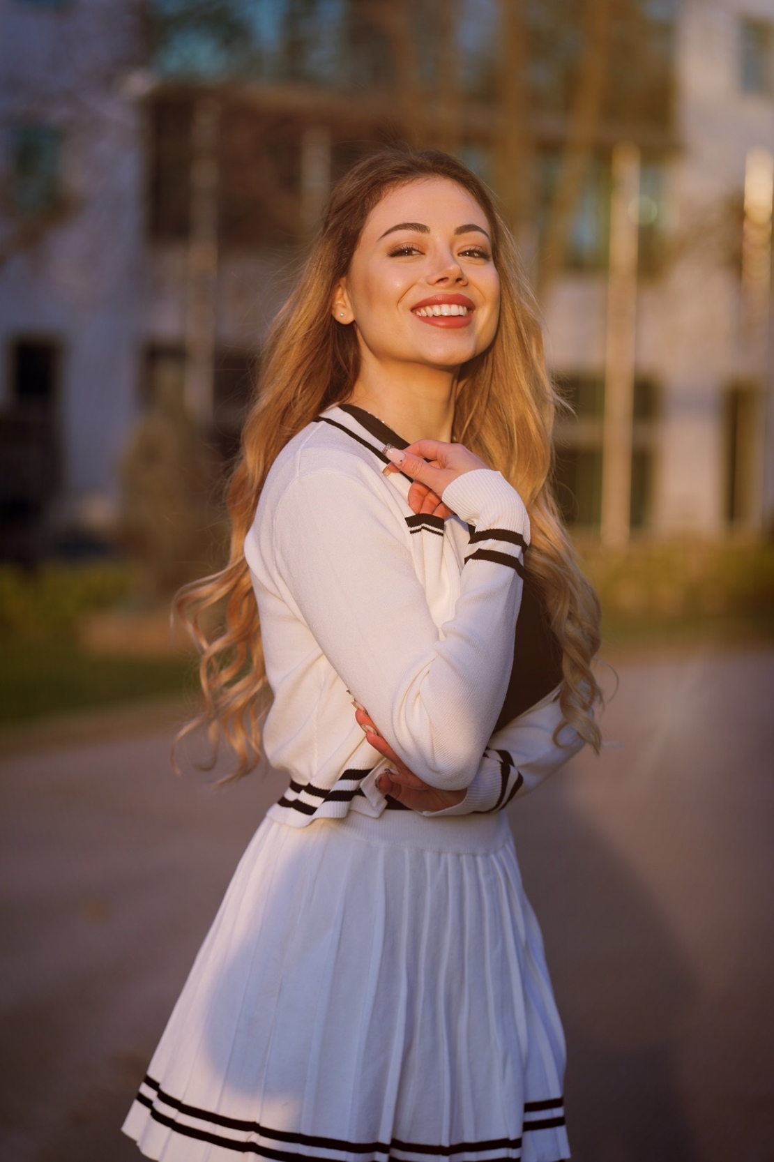 Дамски плетен бял комплект – жилетка и плисирана пола