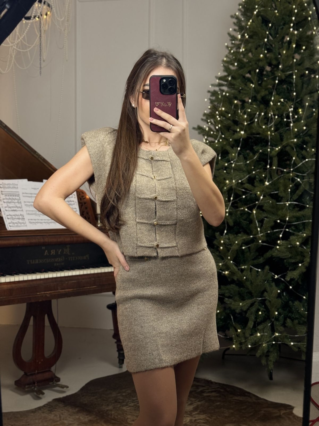 Плетен комплект пола и блуза с копчета-бежово