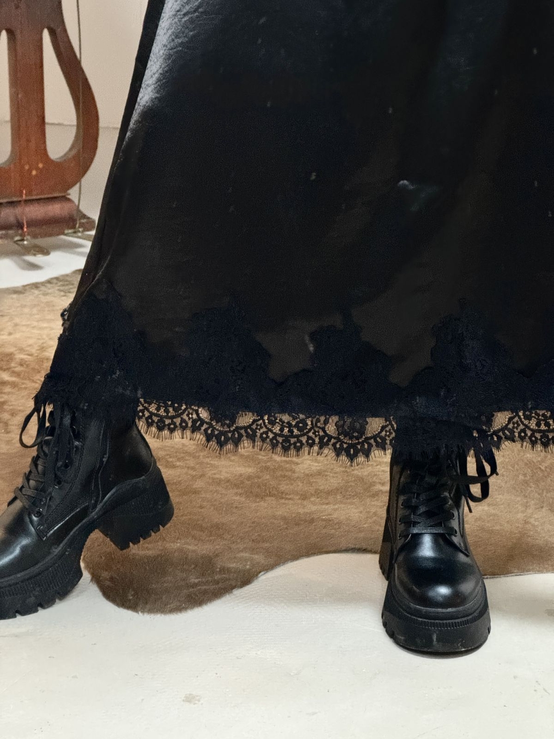 Сатенена черна пола с дантелен завършек