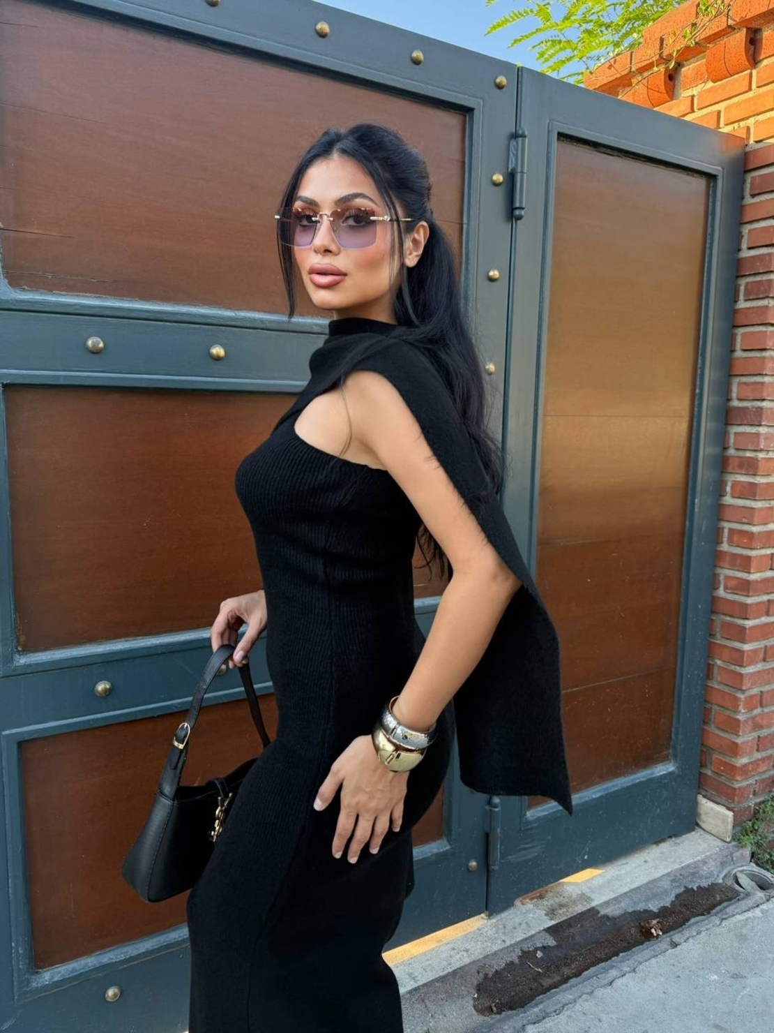 Плетена рокля с асиметрично рамо и шал-черно