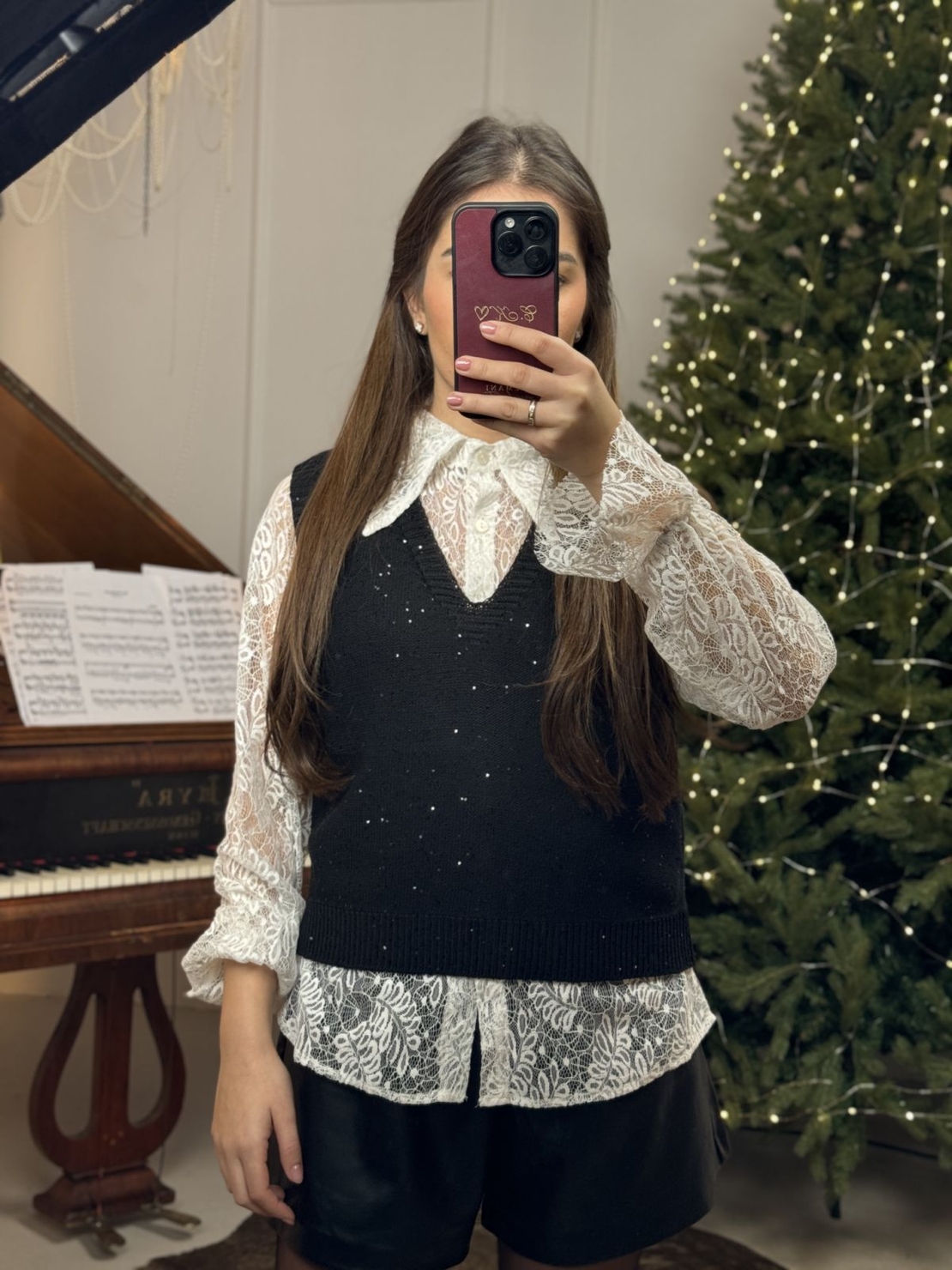 Комплект риза с дантела и елече-черно