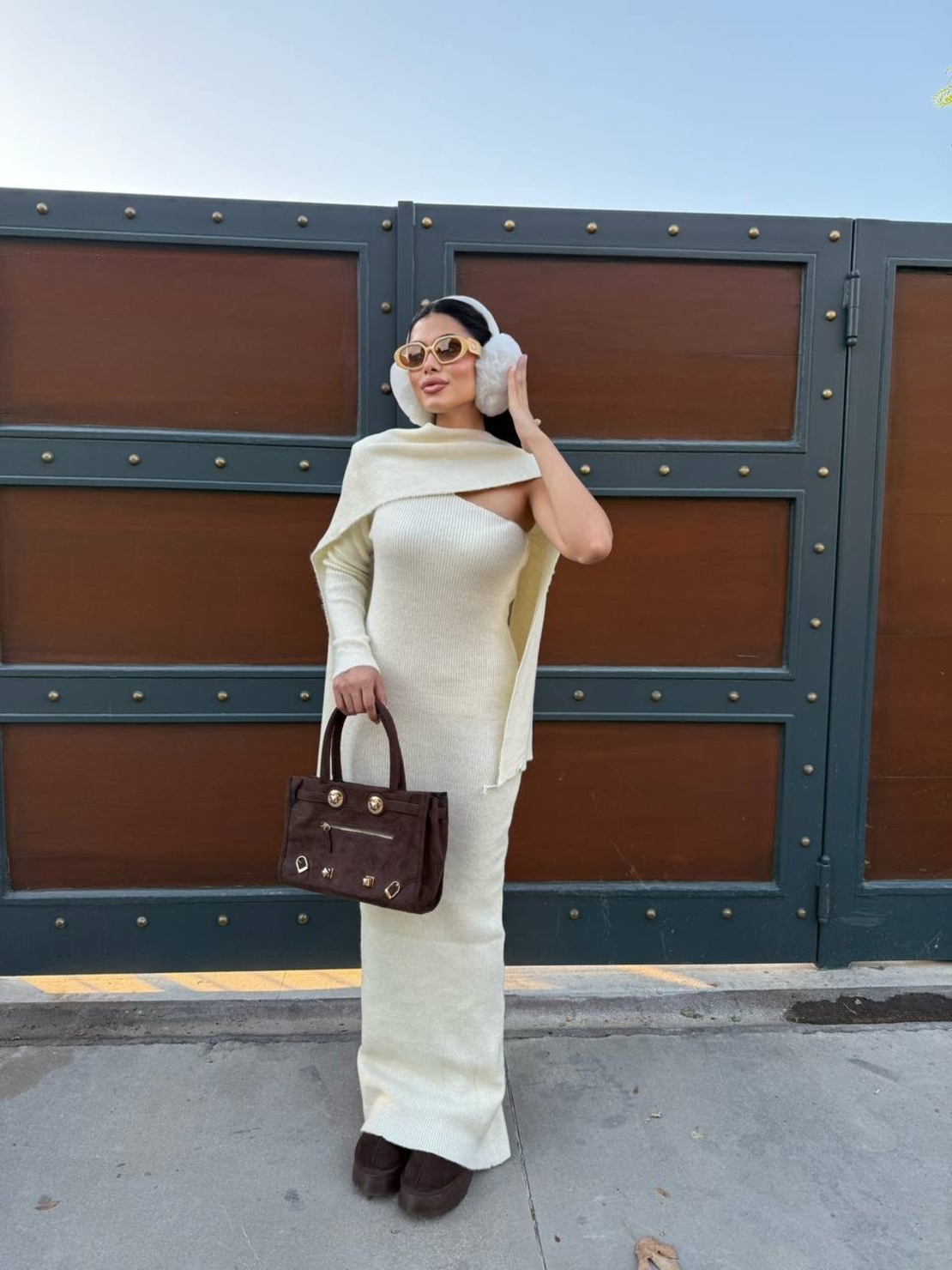 Плетена рокля с асиметрично рамо и шал-екрю