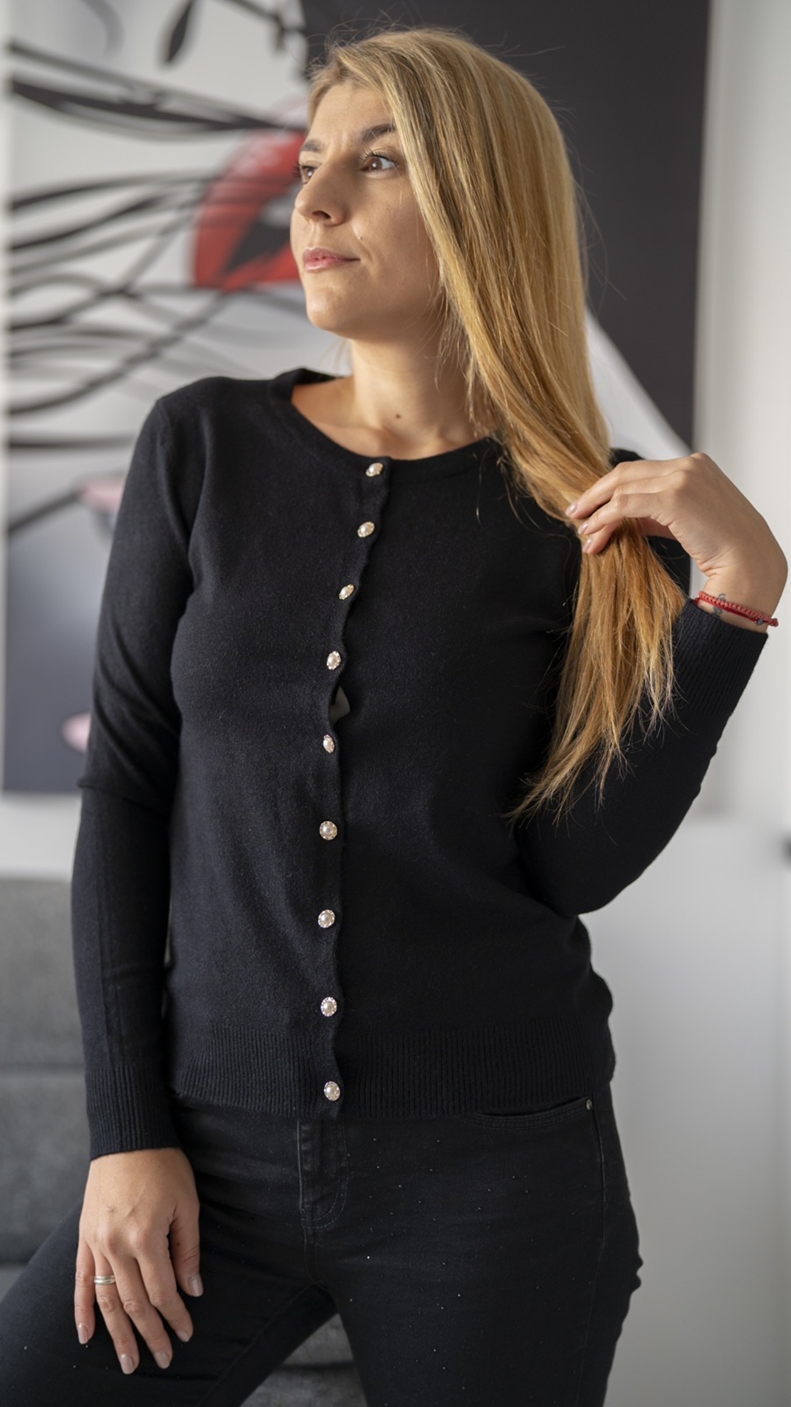 Жилетка с акцент перлени копчета-черна