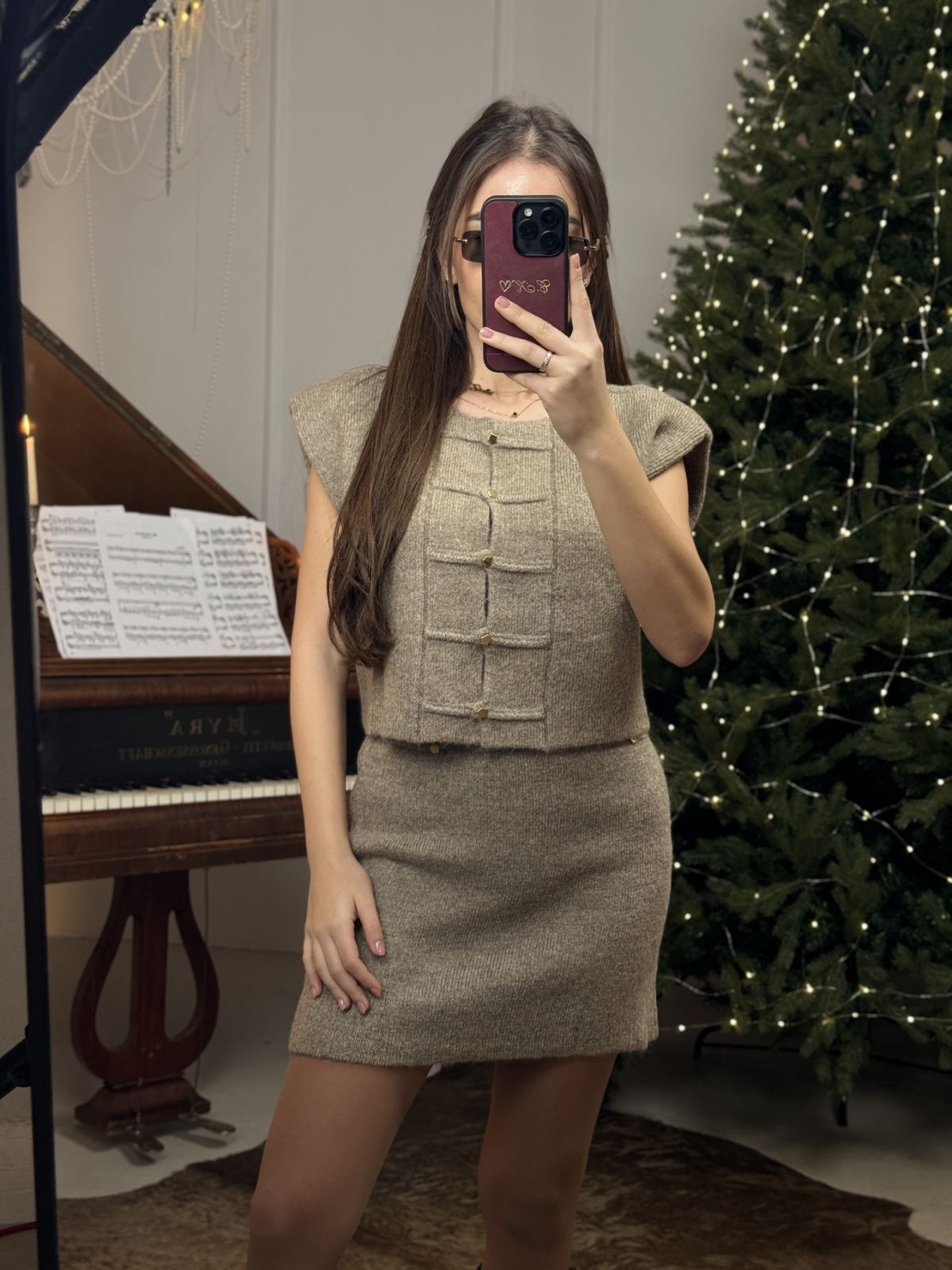 Плетен комплект пола и блуза с копчета-бежово